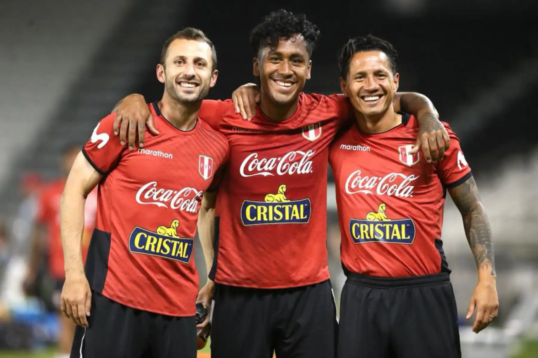 Horacio Calcaterra, Renato Tapia y GianLuca Lapadula durante su entrenamiento en el campo del Sadd Stadium de Qatar, previo al partido de repechaje contra Australia. En la imagen los futbolistas  Horacio Calcaterra, Renato Tapia y Gianluca Lapadula.
Foto: Selección Peruana