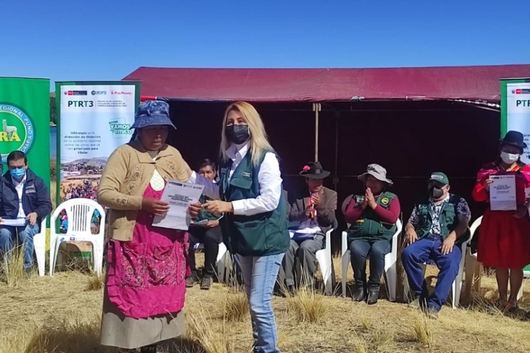 Puno: campesinos aimaras y quechuas reciben títulos de sus tierras a orillas del Titicaca