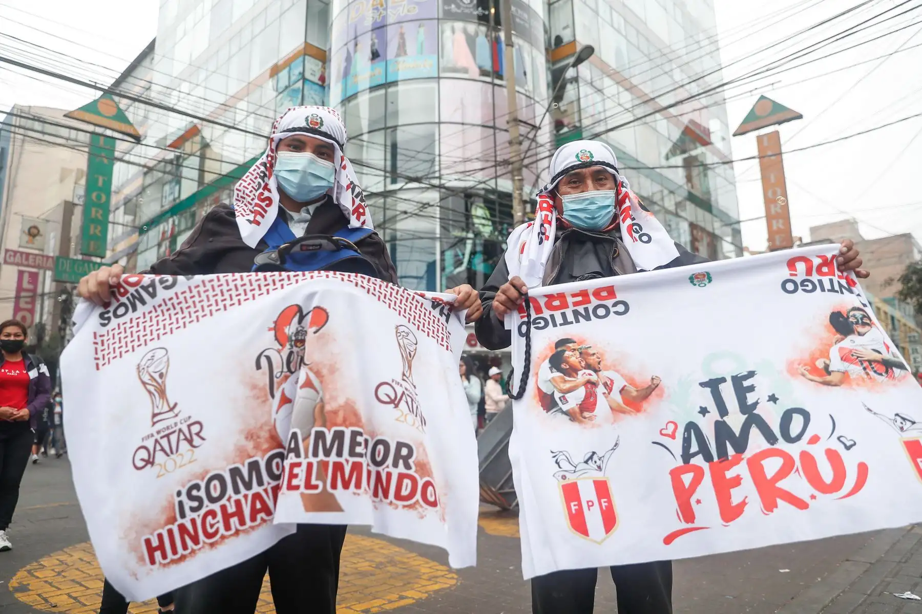 Gamarra se tiñe de rojo y blanco a dos días del repechaje frente a Australia rumbo a Catar 2022. Cientos de personas llegan al emporio comercial para adquirir las tradicionales camisetas, casacas y los famosos turbantes característico de nuestra selección. Foto: ANDINA/Renato Pajuelo