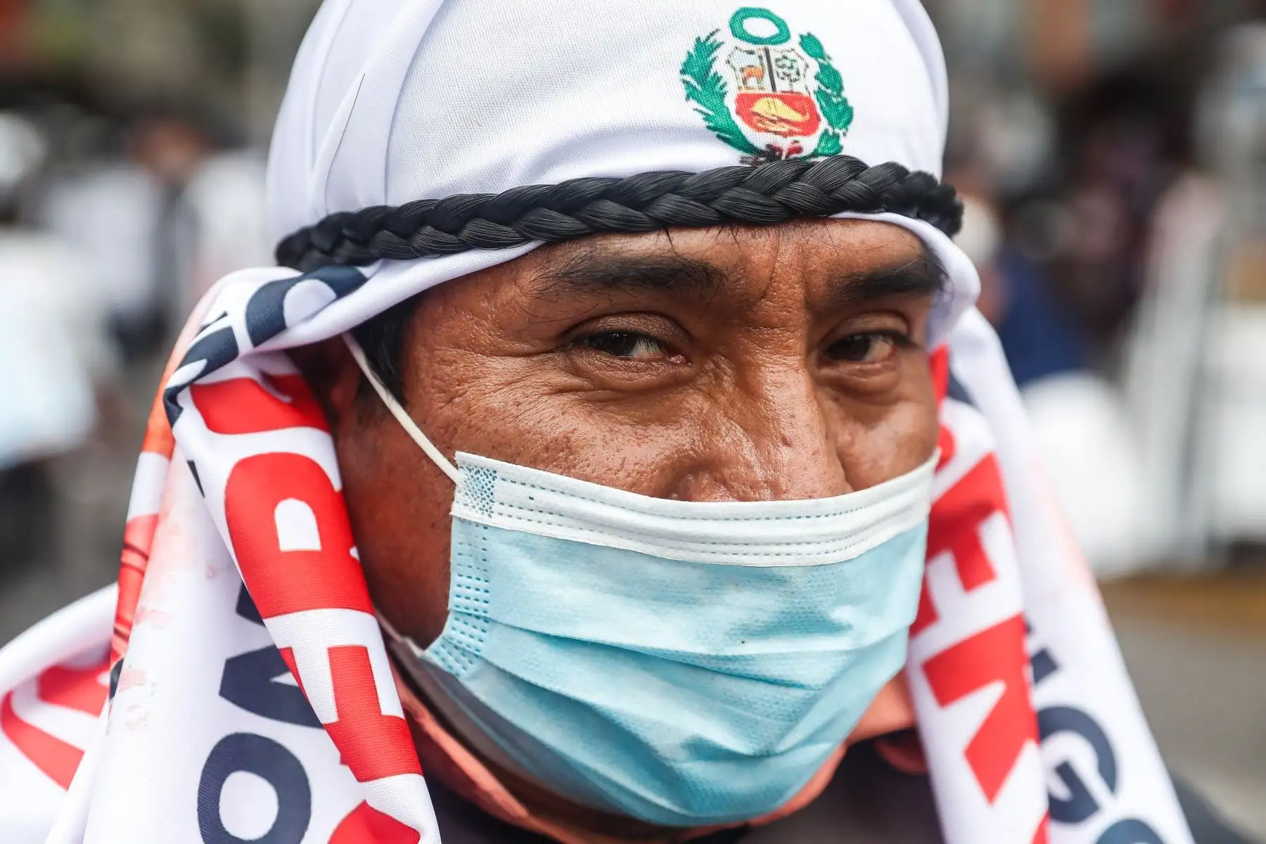 Gamarra se tiñe de rojo y blanco a dos días del repechaje frente a Australia rumbo a Catar 2022. Cientos de personas llegan al emporio comercial para adquirir las tradicionales camisetas, casacas y los famosos turbantes característico de nuestra selección. Foto: ANDINA/Renato Pajuelo
