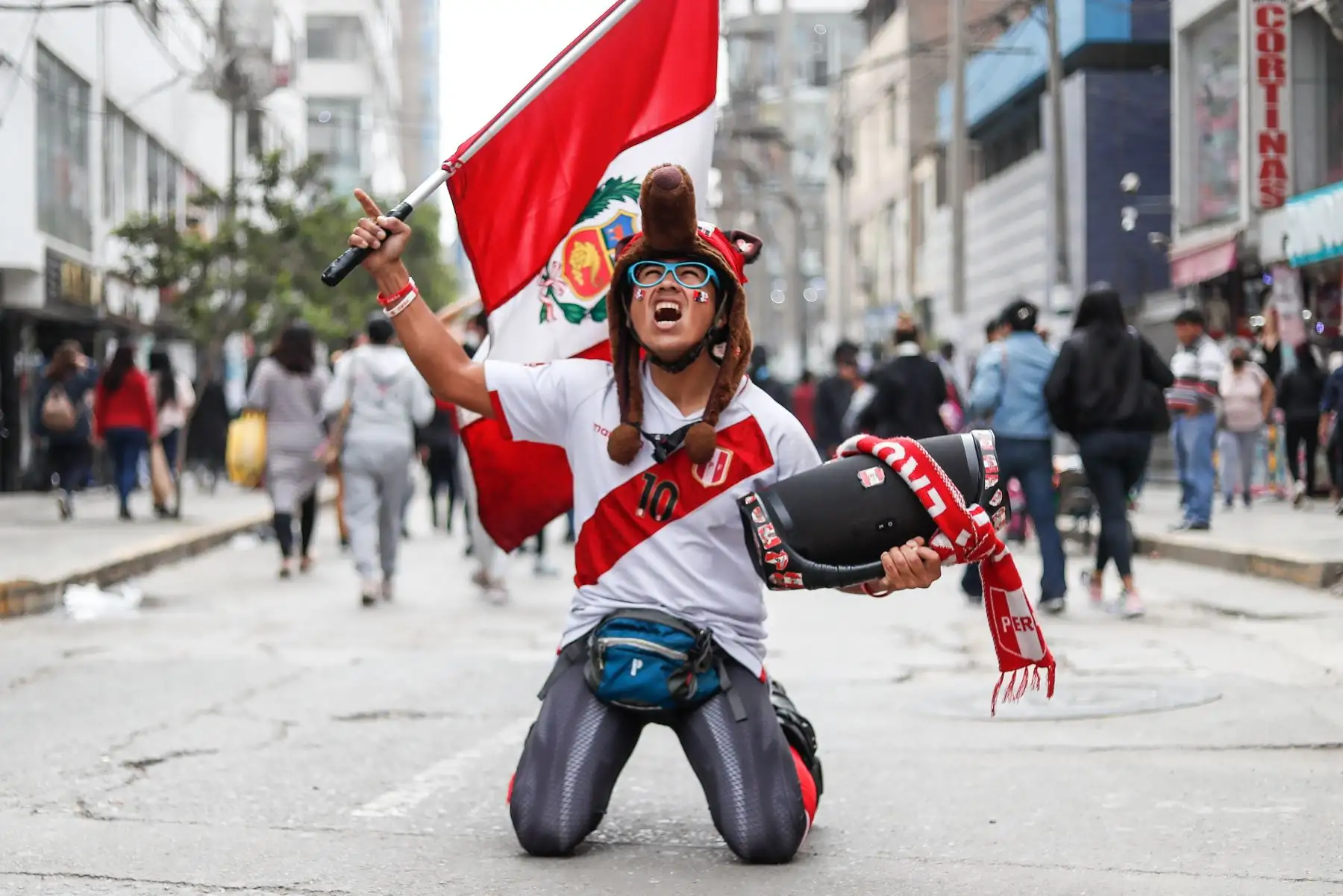 Gamarra se tiñe de rojo y blanco a dos días del repechaje frente a Australia rumbo a Catar 2022. Cientos de personas llegan al emporio comercial para adquirir las tradicionales camisetas, casacas y los famosos turbantes característico de nuestra selección. Foto: ANDINA/Renato Pajuelo
