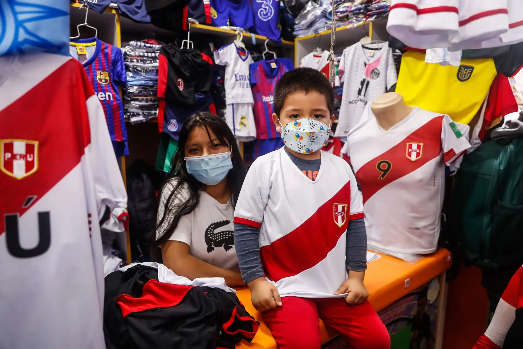 Gamarra se tiñe de rojo y blanco a dos días del repechaje frente a Australia rumbo a Catar 2022. Cientos de personas llegan al emporio comercial para adquirir las tradicionales camisetas, casacas y los famosos turbantes característico de nuestra selección. Foto: ANDINA/Renato Pajuelo