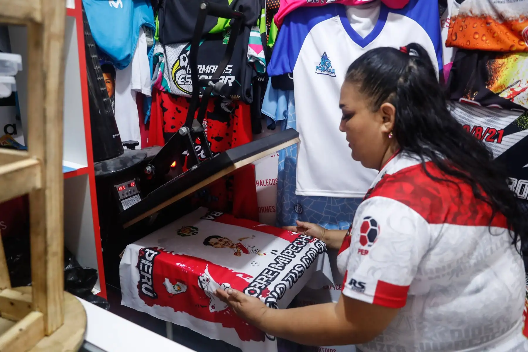 Gamarra se tiñe de rojo y blanco a dos días del repechaje frente a Australia rumbo a Catar 2022. Cientos de personas llegan al emporio comercial para adquirir las tradicionales camisetas, casacas y los famosos turbantes característico de nuestra selección. Foto: ANDINA/Renato Pajuelo