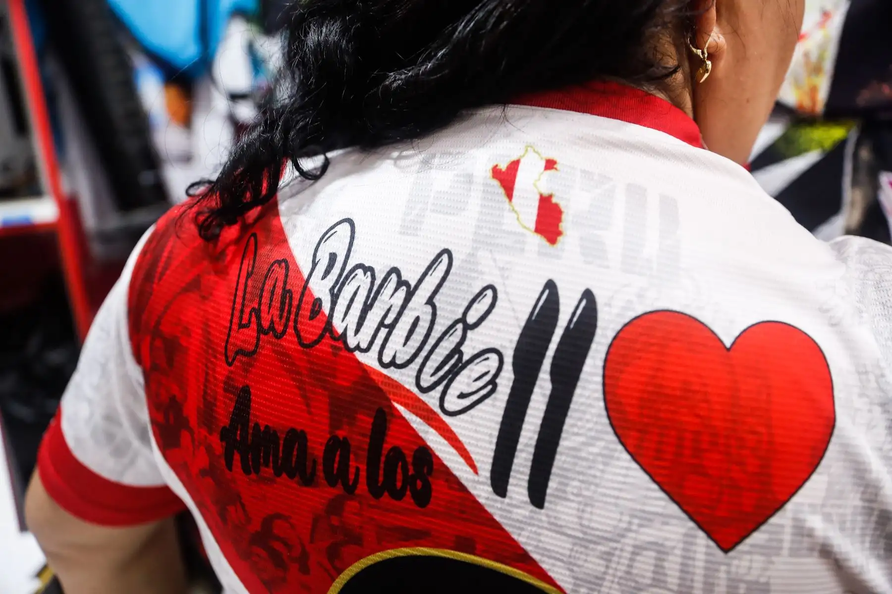 Gamarra se tiñe de rojo y blanco a dos días del repechaje frente a Australia rumbo a Catar 2022. Cientos de personas llegan al emporio comercial para adquirir las tradicionales camisetas, casacas y los famosos turbantes característico de nuestra selección. Foto: ANDINA/Renato Pajuelo