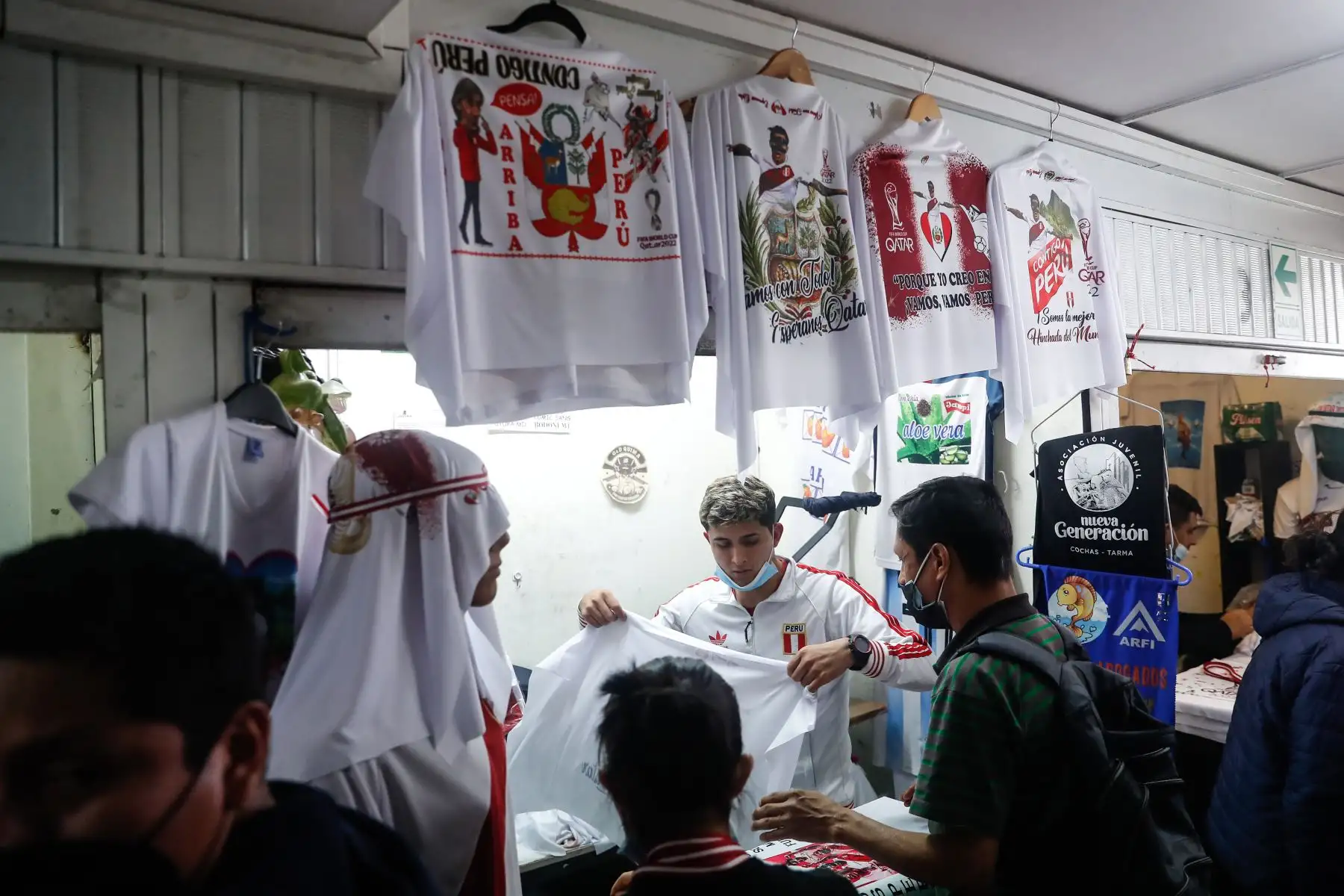 Gamarra se tiñe de rojo y blanco a dos días del repechaje frente a Australia rumbo a Catar 2022. Cientos de personas llegan al emporio comercial para adquirir las tradicionales camisetas, casacas y los famosos turbantes característico de nuestra selección. Foto: ANDINA/Renato Pajuelo