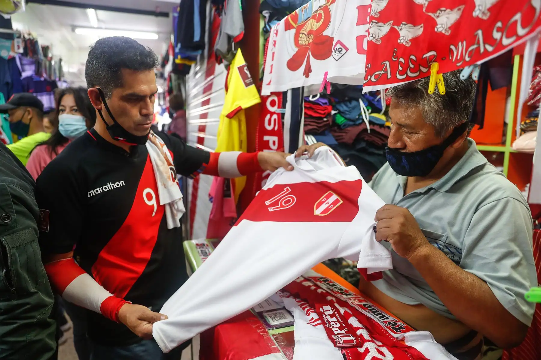 Gamarra se tiñe de rojo y blanco a dos días del repechaje frente a Australia rumbo a Catar 2022. Cientos de personas llegan al emporio comercial para adquirir las tradicionales camisetas, casacas y los famosos turbantes característico de nuestra selección. Foto: ANDINA/Renato Pajuelo