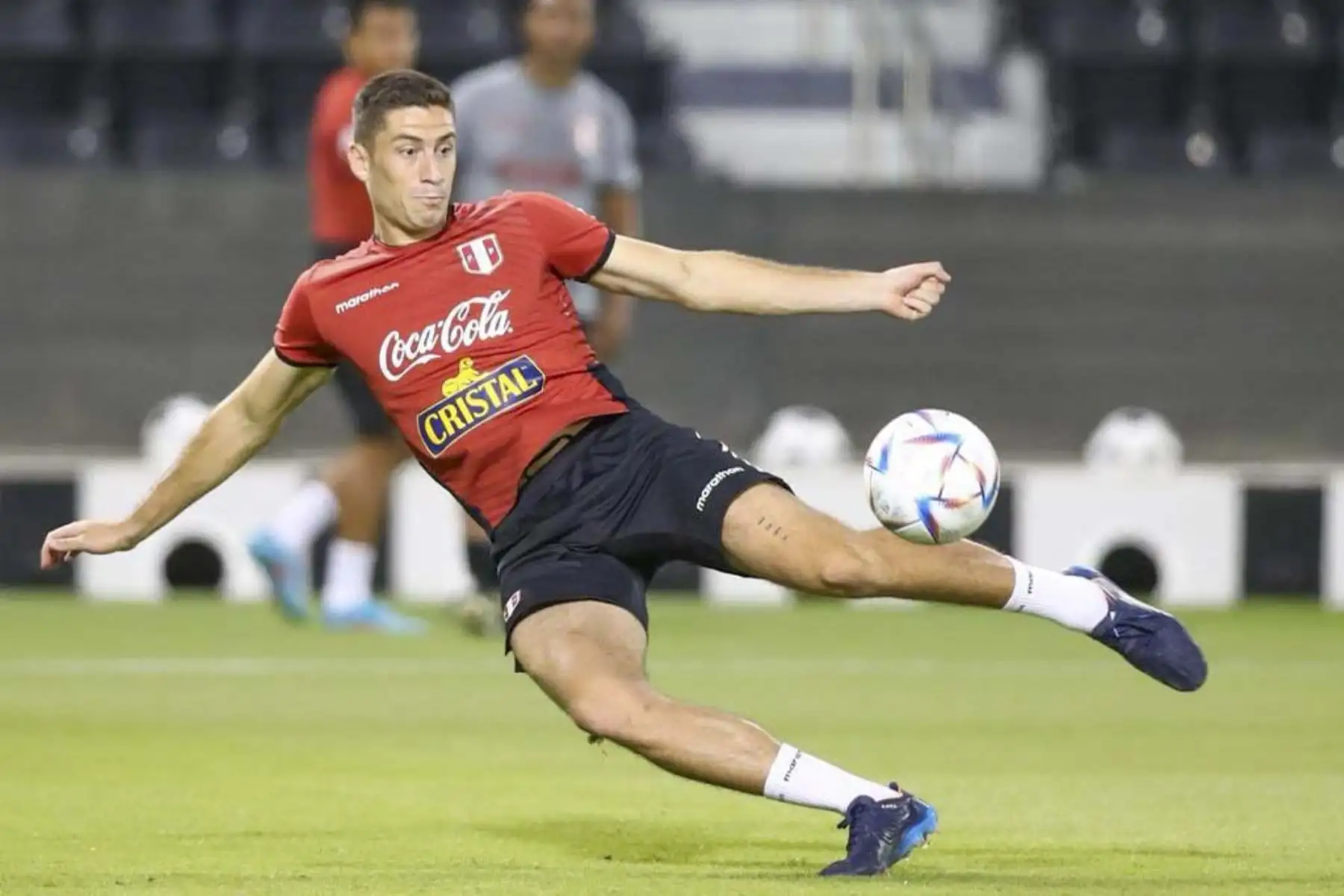 Delantero Santiago Ormeño realiza su entrenamiento en el campo del Sadd Stadium de Qatar, previo al partido de repechaje contra Australia. Foto: Selección Peruana