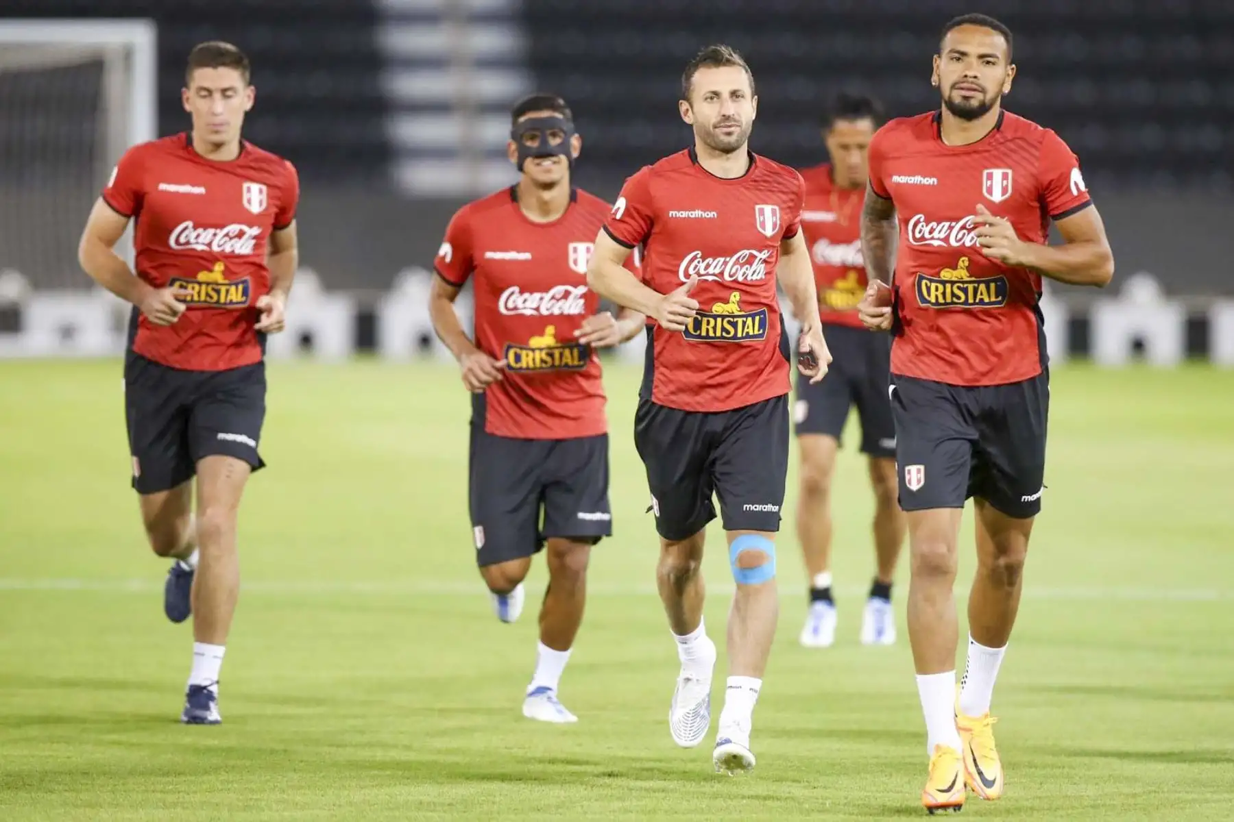 Jugadores de la selección peruana realiza su entrenamiento en el campo del Sadd Stadium de Qatar, previo al partido de repechaje contra Australia. Foto: Selección Peruana