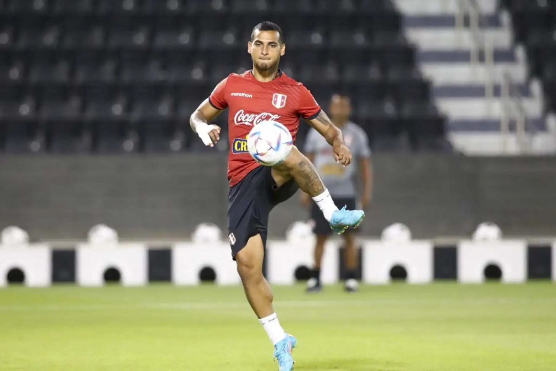 Defensa de la selección peruana, Miguel Trauco, realiza su entrenamiento en el campo del Sadd Stadium de Qatar, previo al partido de repechaje contra Australia. Foto: Selección Peruana