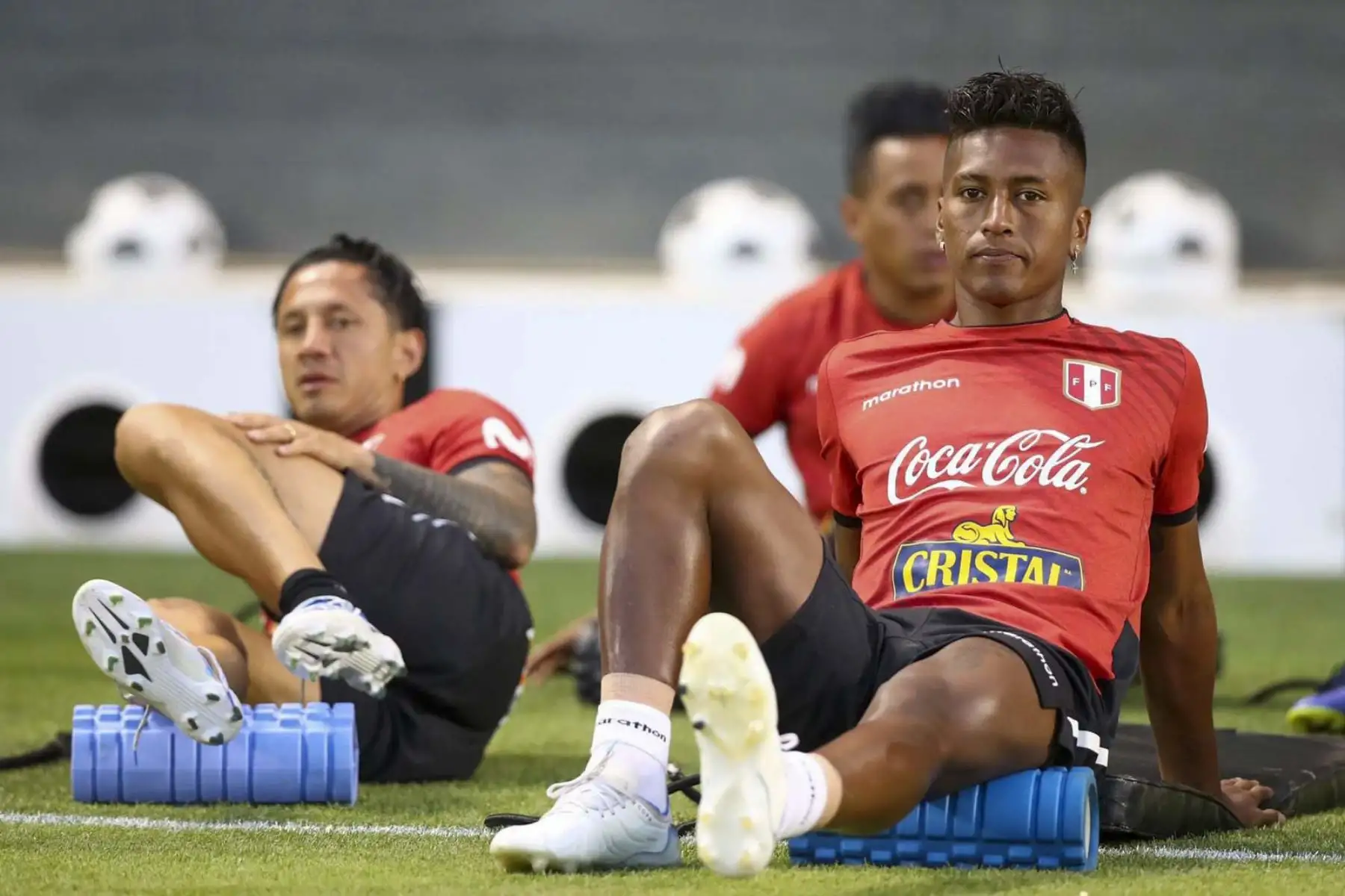 Pedro Aquino, mediocampista de la selección peruana realiza su entrenamiento en el campo del Sadd Stadium de Qatar, previo al partido de repechaje contra Australia. Foto: Selección Peruana