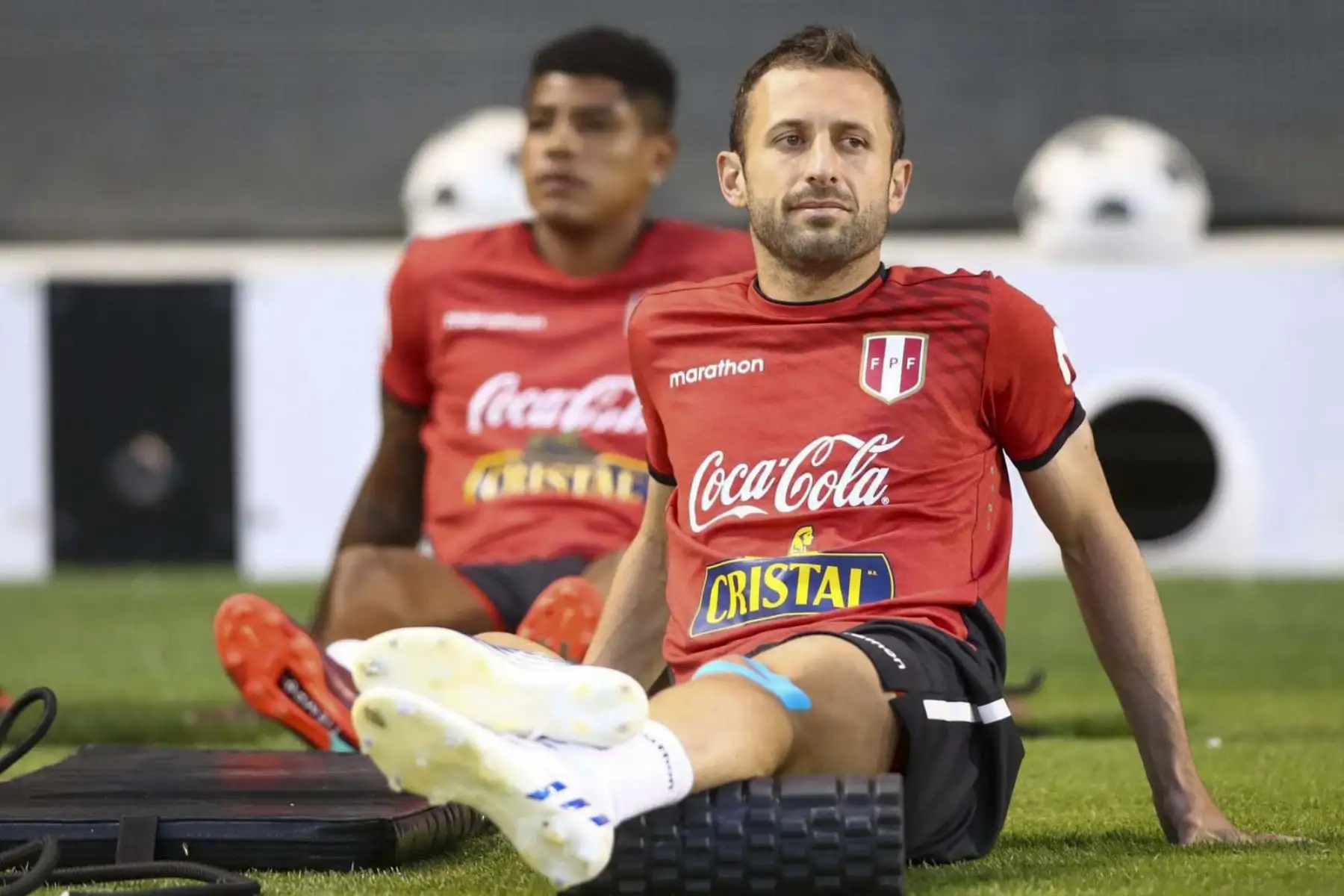 Horacio Calcaterra, mediocampista de la Selección Peruana realiza su entrenamiento en el campo del Sadd Stadium de Qatar, previo al partido de repechaje contra Australia. Foto: Selección Peruana