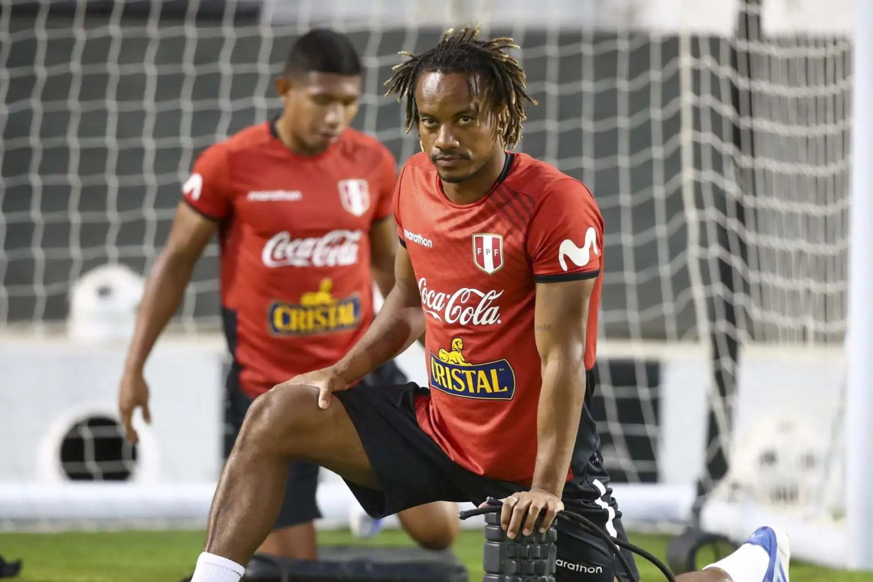 André Carrillo, jugador de la selección peruana realiza su entrenamiento en el campo del Sadd Stadium de Qatar, previo al partido de repechaje contra Australia. Foto: Selección Peruana
