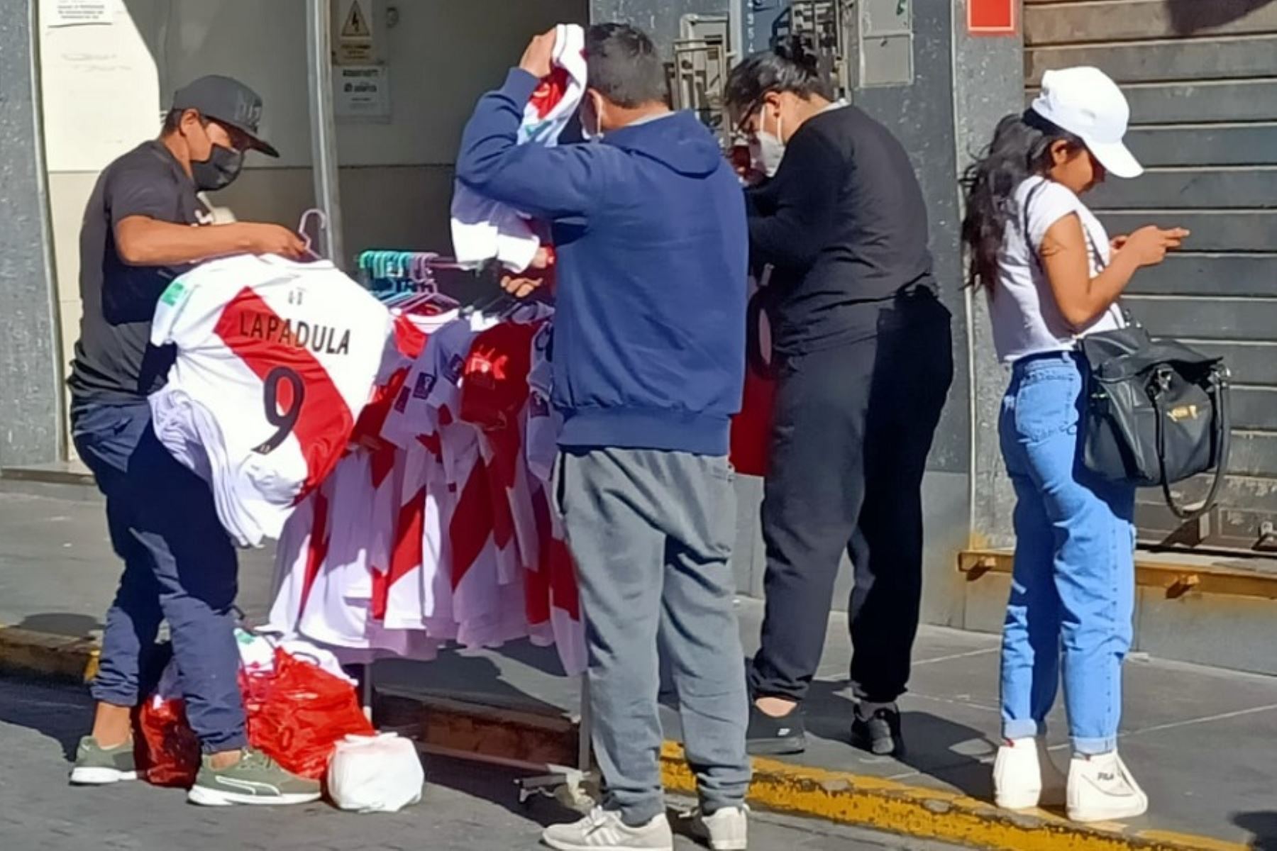 A dos días del encuentro decisivo entre Perú y Australia, por la penúltima plaza al Mundial de Catar 2022, la venta de camisetas de la selección nacional se intensificó en la ciudad de Arequipa, siendo las más vendidas aquellas que llevan en la espalda los apellidos Lapadula y Cueva, los jugadores más apreciados por la hinchada.