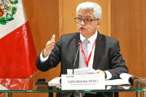 El viceministro de Transportes, Luis Rivera Pérez, anunció que el proceso de licitación del puente Tarata, que será construido sobre el río Huallaga, en la región San Martín, luego de una exhaustiva evaluación de alternativas realizadas por Provías Descentralizado, será realizado por el Organismo Internacional para las Migraciones, que forma parte de las Naciones Unidas.