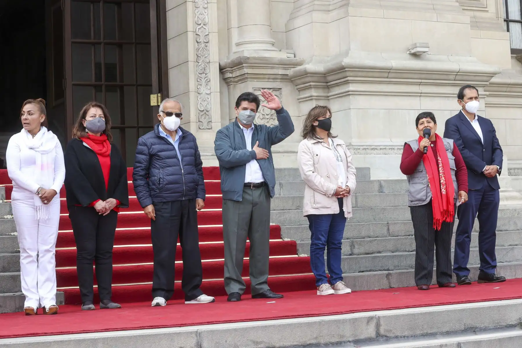 El mandatario Pedro Castillo, acompañado del presidente del Consejo de Ministros, Aníbal Torres y la ministra de Inclusión Social, Dina Boluarte, preside el encuentro con lideresas de ollas comunes de Lima Metropolitana y Callao, y reconocimiento como organizaciones sociales, en Palacio de Gobierno. Foto: ANDINA/Presidencia Perú