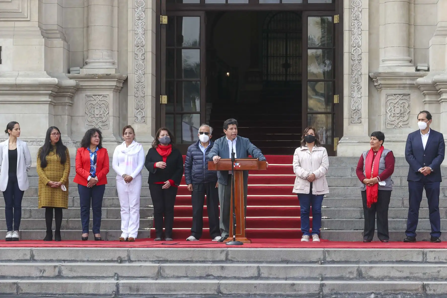 El mandatario Pedro Castillo, acompañado del presidente del Consejo de Ministros, Aníbal Torres y la ministra de Inclusión Social, Dina Boluarte, preside el encuentro con lideresas de ollas comunes de Lima Metropolitana y Callao, y reconocimiento como organizaciones sociales, en Palacio de Gobierno. Foto: ANDINA/Presidencia Perú
