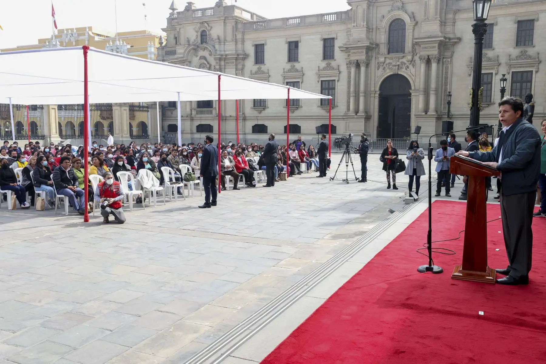 El mandatario Pedro Castillo, acompañado del presidente del Consejo de Ministros, Aníbal Torres y la ministra de Inclusión Social, Dina Boluarte, preside el encuentro con lideresas de ollas comunes de Lima Metropolitana y Callao, y reconocimiento como organizaciones sociales, en Palacio de Gobierno. Foto: ANDINA/Presidencia Perú