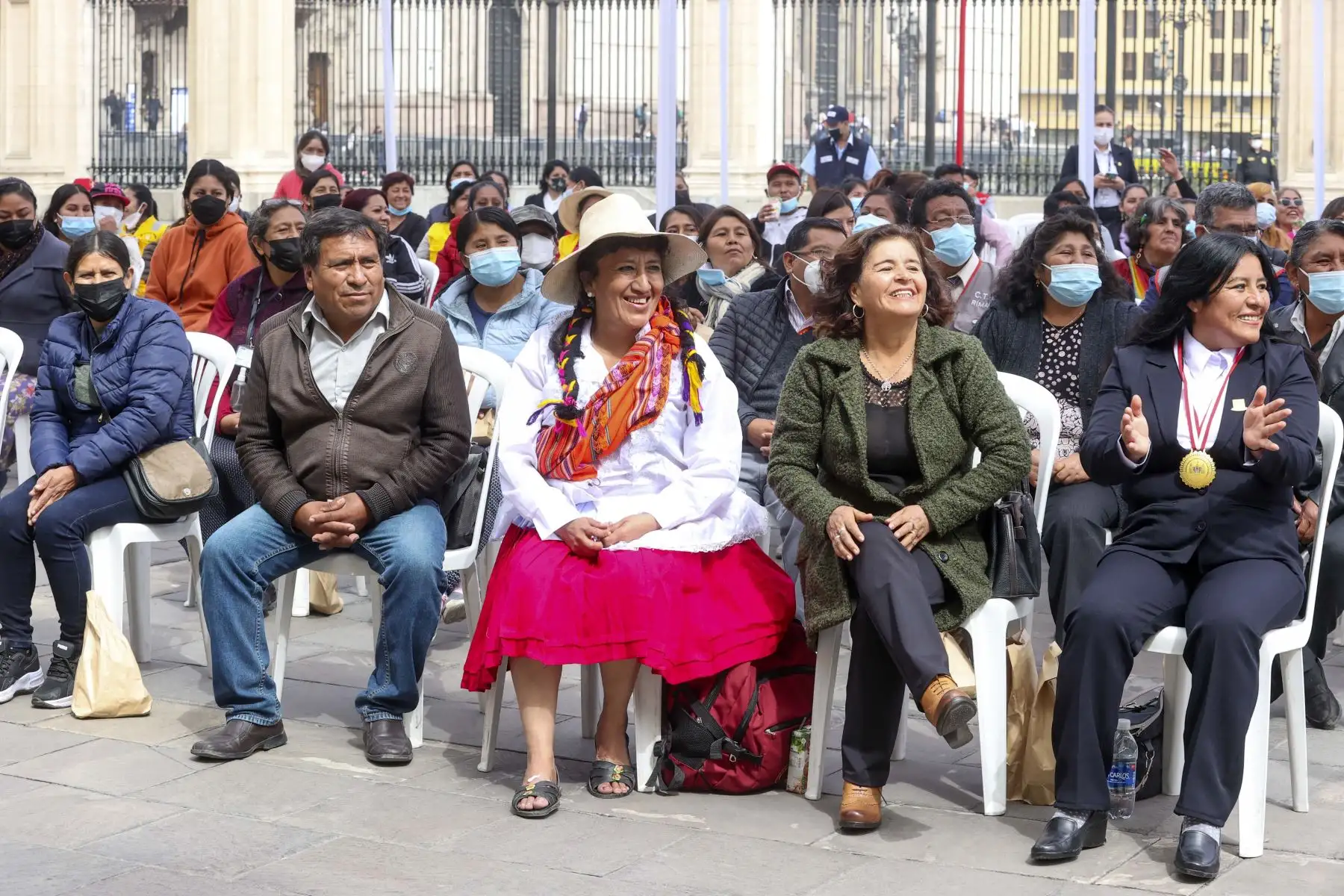 El mandatario Pedro Castillo, acompañado del presidente del Consejo de Ministros, Aníbal Torres y la ministra de Inclusión Social, Dina Boluarte, preside el encuentro con lideresas de ollas comunes de Lima Metropolitana y Callao, y reconocimiento como organizaciones sociales, en Palacio de Gobierno. Foto: ANDINA/Presidencia Perú