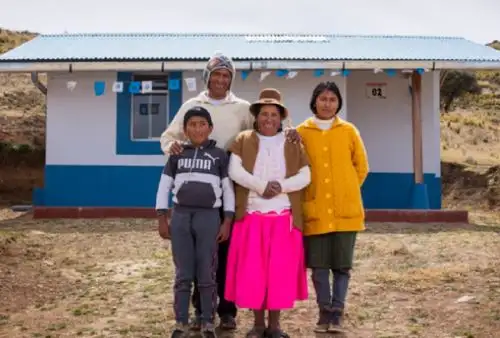 Por su innovador diseño, las casitas Sumaq Wasi ayudan a captar el calor del día y mantenerlo durante la noche, lo cual permite proteger y mejorar la calidad de vida de familias de muy escasos recursos de comunidades campesinas y centros poblados del ámbito rural.