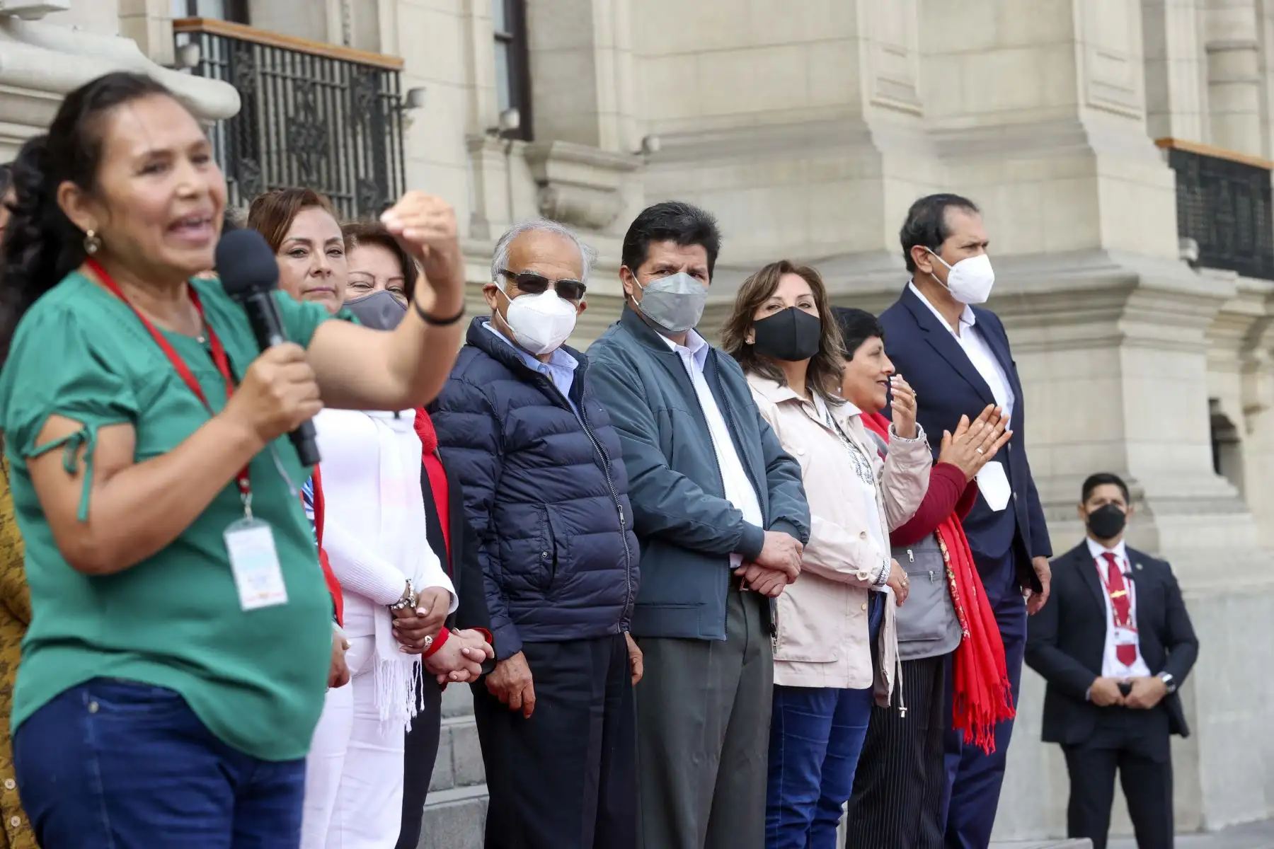 El mandatario Pedro Castillo, acompañado del presidente del Consejo de Ministros, Aníbal Torres y la ministra de Inclusión Social, Dina Boluarte, preside el encuentro con lideresas de ollas comunes de Lima Metropolitana y Callao, y reconocimiento como organizaciones sociales, en Palacio de Gobierno. Foto: ANDINA/Presidencia Perú