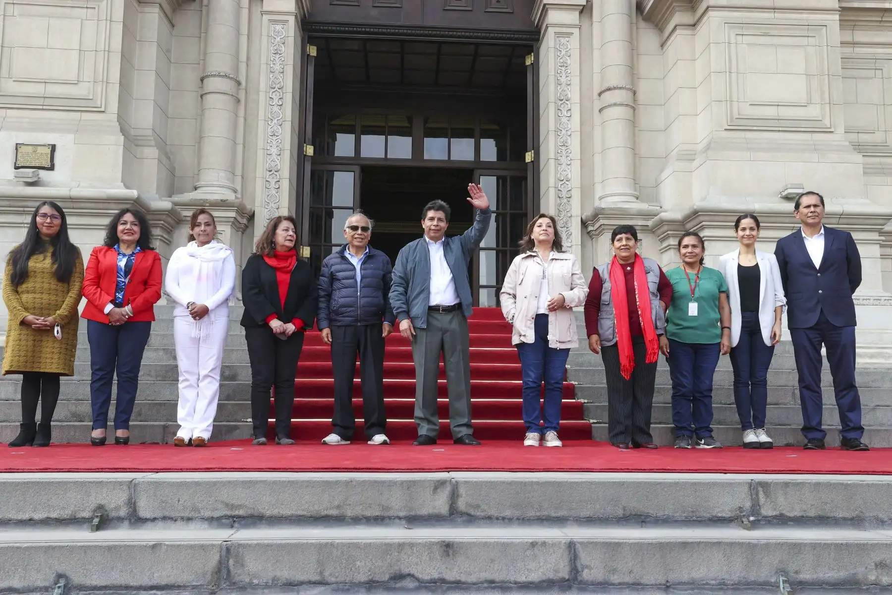 El mandatario Pedro Castillo, acompañado del presidente del Consejo de Ministros, Aníbal Torres y la ministra de Inclusión Social, Dina Boluarte, preside el encuentro con lideresas de ollas comunes de Lima Metropolitana y Callao, y reconocimiento como organizaciones sociales, en Palacio de Gobierno. Foto: ANDINA/Presidencia Perú