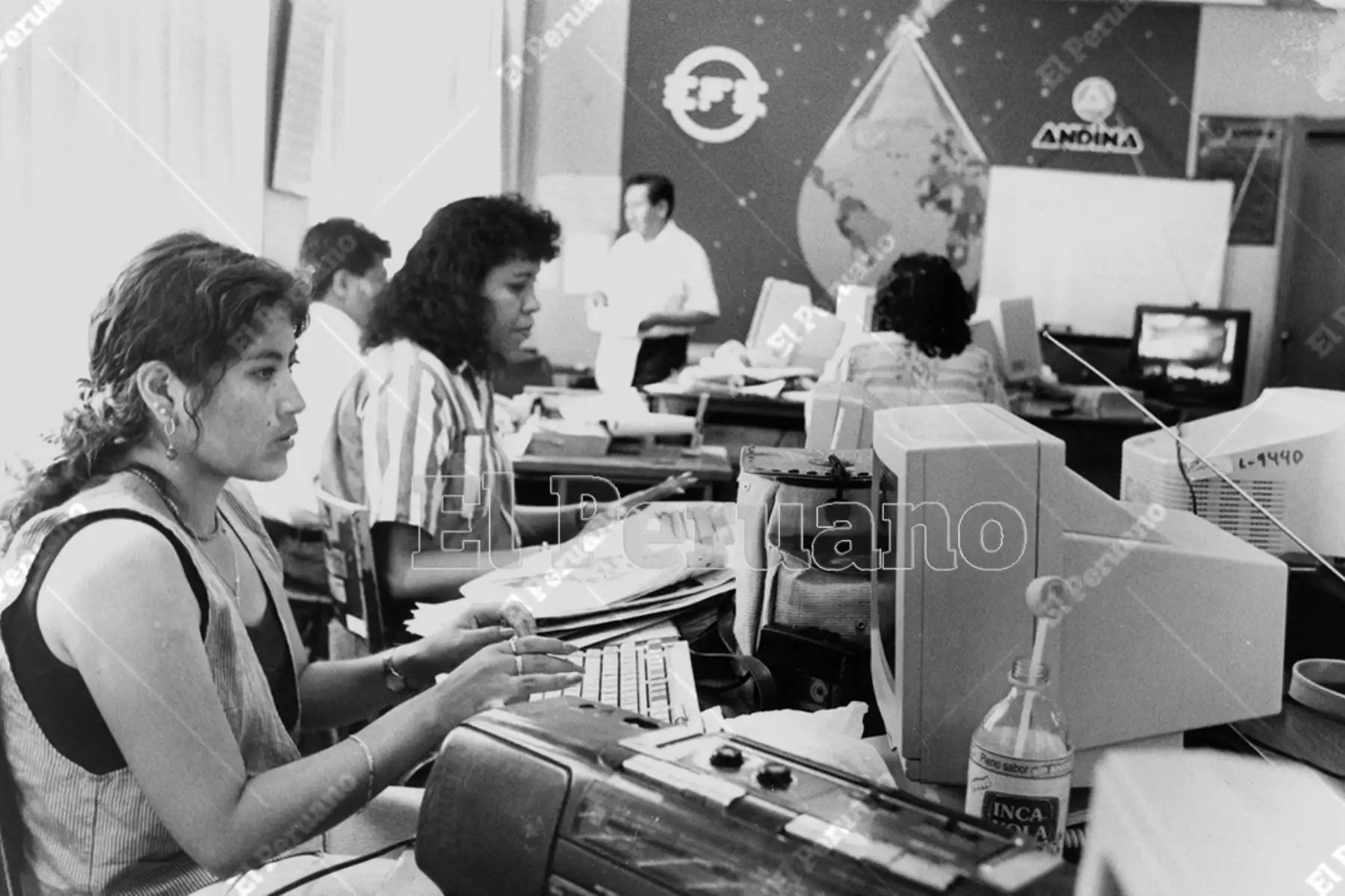 Lima - 21 febrero 1997 / Sala de redacción de la Agencia de Noticias Andina. Periodista Teresa Marfiscal (ce). Foto: Archivo Histórico de El Peruano / Jorge Paz