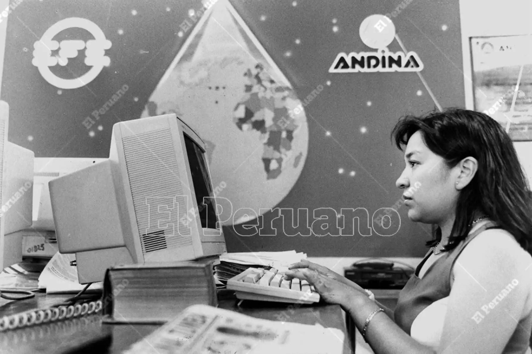 Lima - 21 febrero 1997 / Sala de redacción de la Agencia Andina.  Archivo Histórico de El Peruano / Jorge Paz