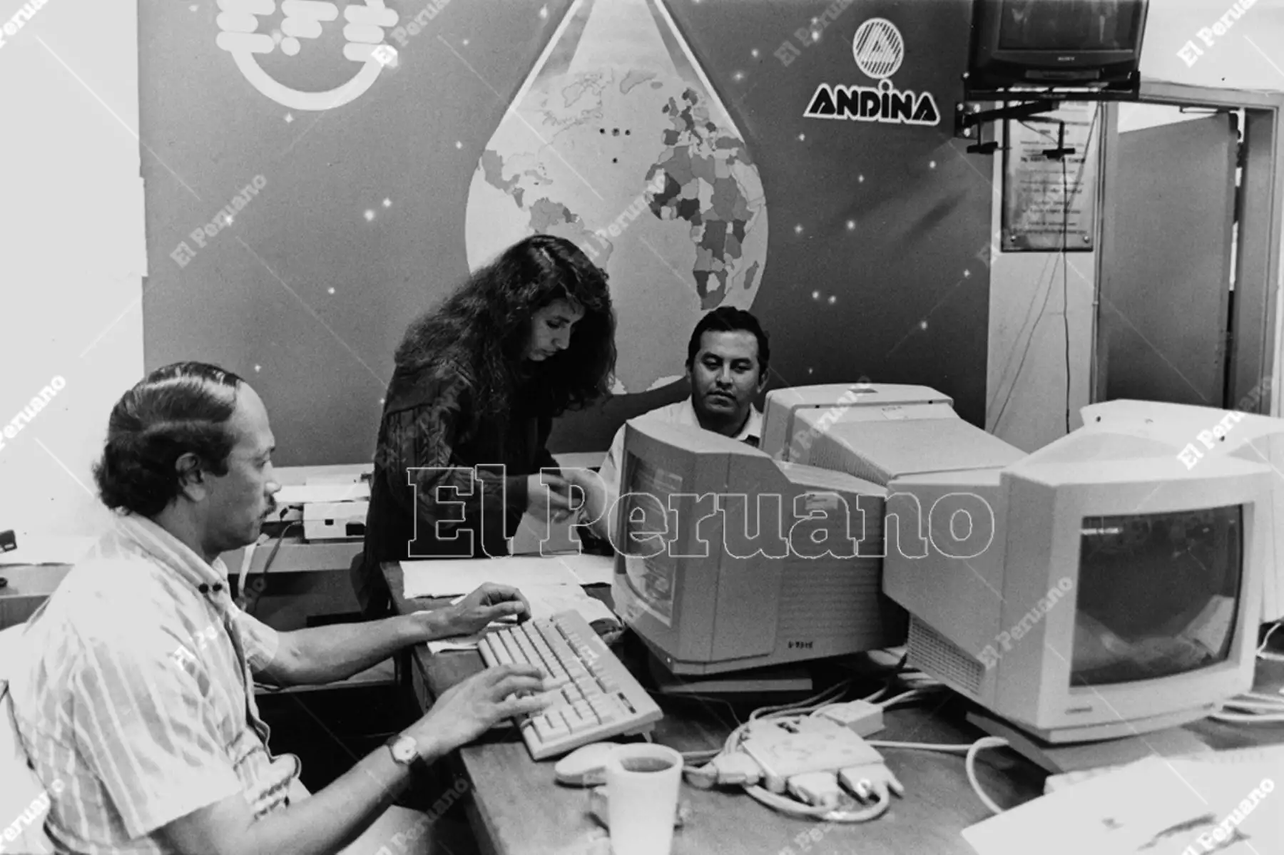 Lima - 18 agosto 1997 / Sala de redacción de la Agencia de Noticias Andina.  Archivo Histórico de El Peruano / Jorge Paz