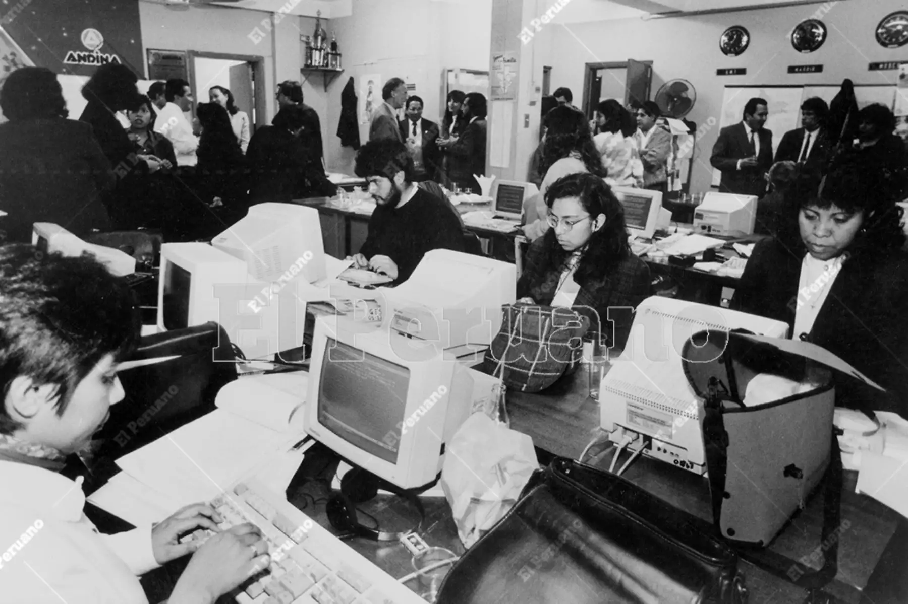 Lima - 1995 / Sala de redacción de la Agencia de Noticias Andina. Periodista Teresa Mariscal (der).  Archivo Histórico de El Peruano / Jorge Paz