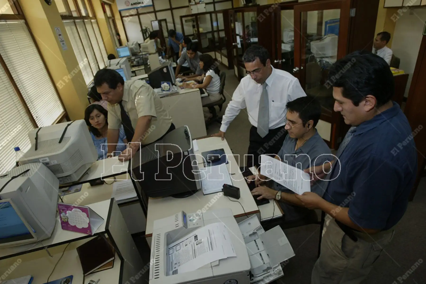 Lima - 1 marzo 2005 / Periodistas Rodolfo Espinal, Ricardo Montero, Julio Panduro, Rosario Rubina y Guido Canchari en la sala de redacción de la Agencia de Noticias Andina. Foto: Diario Oficial El Peruano