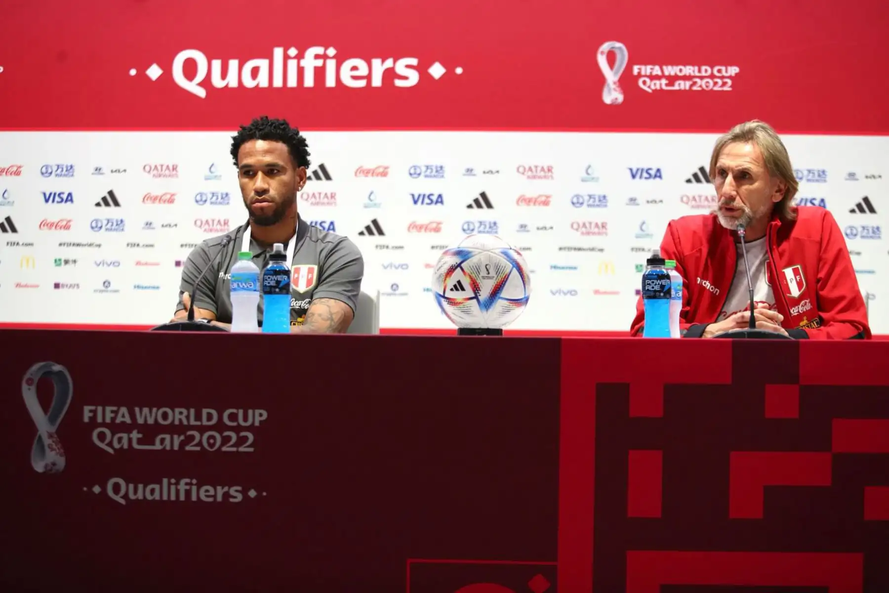 El seleccionador nacional de Perú, Ricardo Gareca junto al arquero Pedro Gallese brinda una conferencia previo al partido  de repesca por la penúltima plaza para el Mundial de Catar 2022 .
Foto: Selección Peruana
