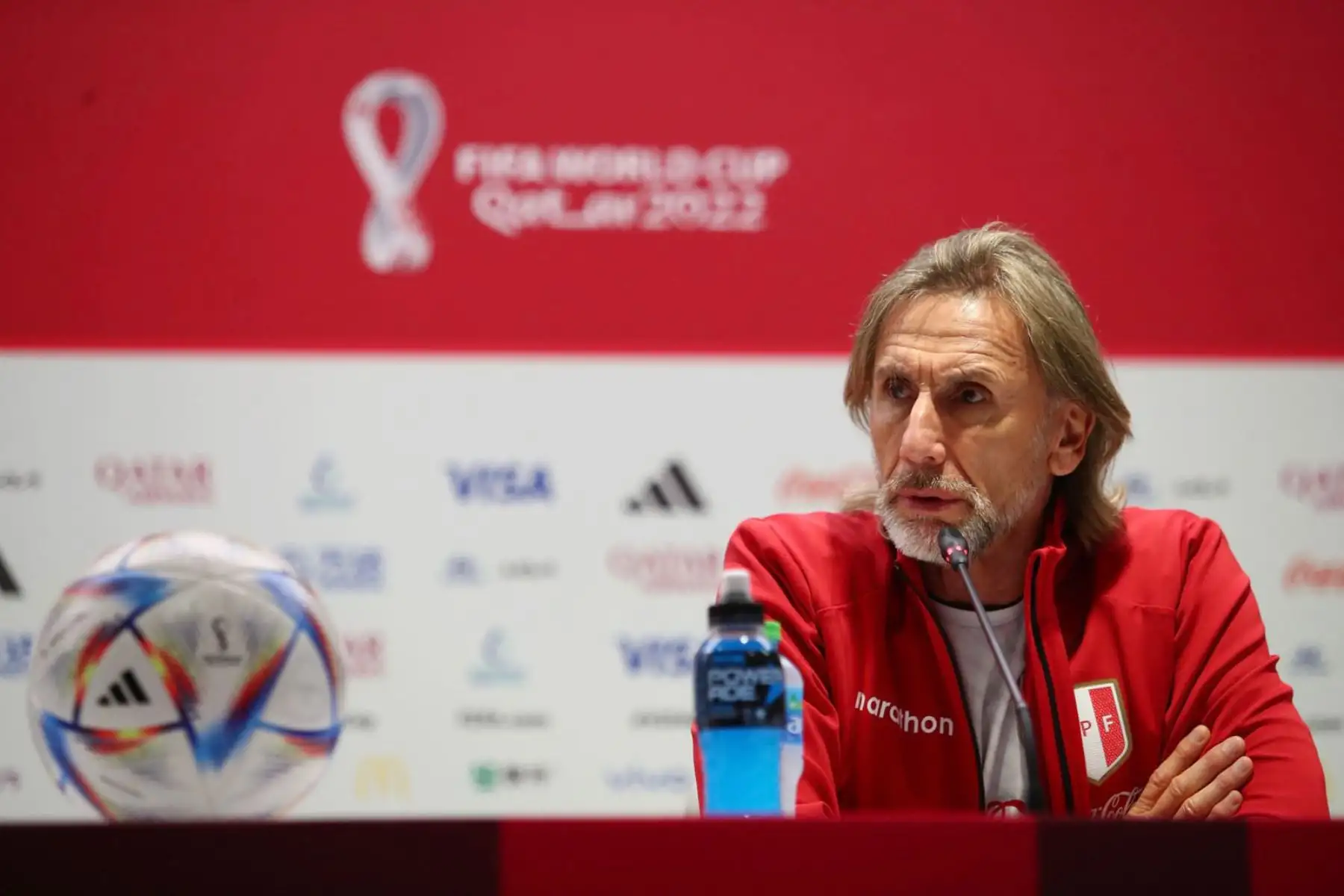 El seleccionador nacional de Perú, Ricardo Gareca junto al arquero Pedro Gallese brinda una conferencia previo al partido  de repesca por la penúltima plaza para el Mundial de Catar 2022 .
Foto: Selección Peruana