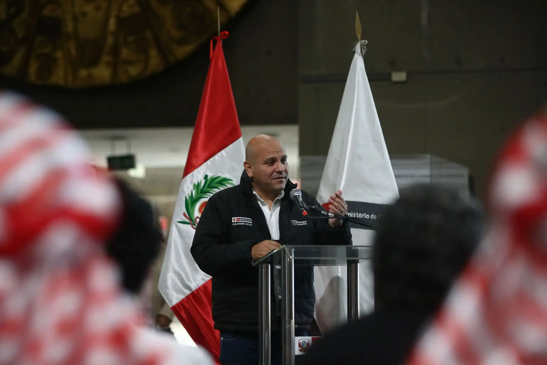 Ministro de Cultura, Alejandro Salas participa en la conmemoración por el día del perro peruano. Perritos con pelo y sin pelo desfilaron  con sus dueños en el Hall del Ministerio de Cultura.
Foto: ANDINA/Carla Patiño Ramírez
