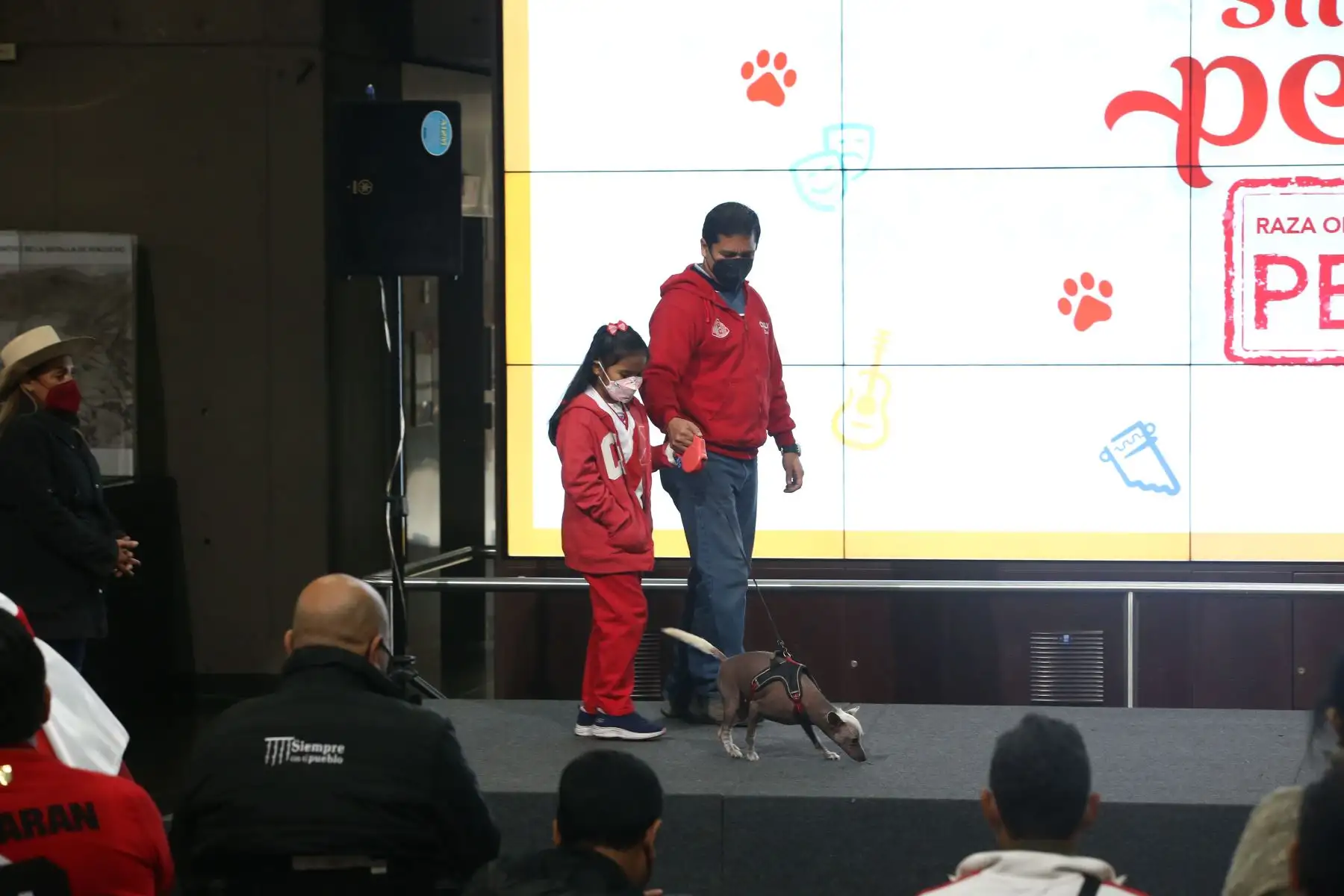 Conmemoración por el día del perro peruano. Perritos con pelo y sin pelo desfilaron  con sus dueños en el Hall del Ministerio de Cultura.
Foto: ANDINA/Carla Patiño Ramírez