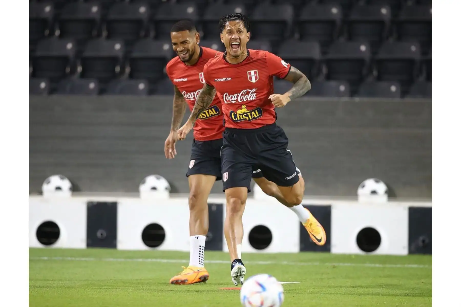 Selección Peruana realiza entrenamiento previo al partido ante la Selección Australiana por el repechaje que busca la plaza para el Mundial de Catar 2022. En la imagen, el jugador Giancluca Lapadula y Alexander Callens.
Foto: Selección Peruana