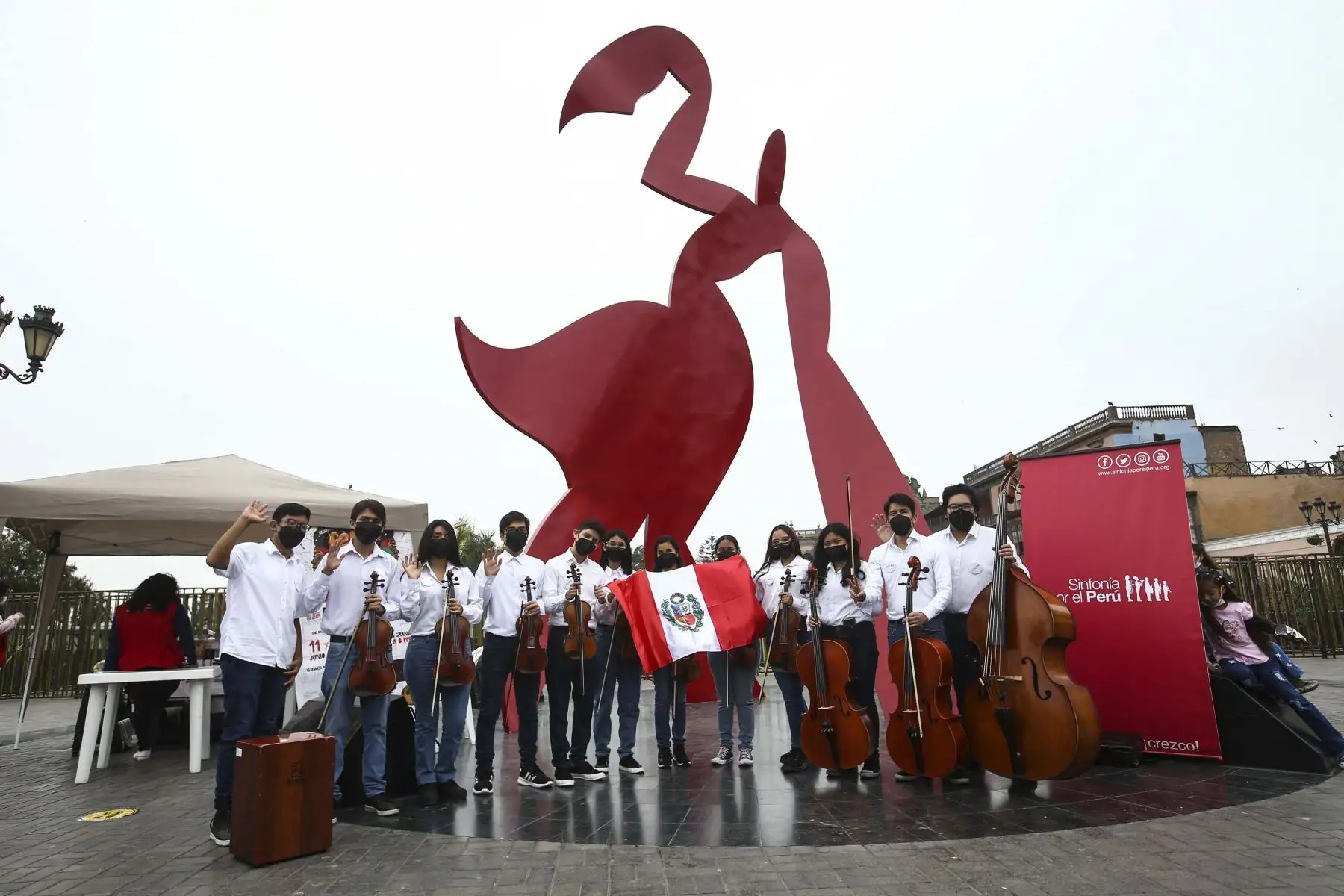 Orquesta Sinfonía por el Perú desarrolló una puesta en escena gratuita con repertorio peruano en la Alameda Chabuca Granda.
Foto: ANDINA/Carla Patiño Ramírez