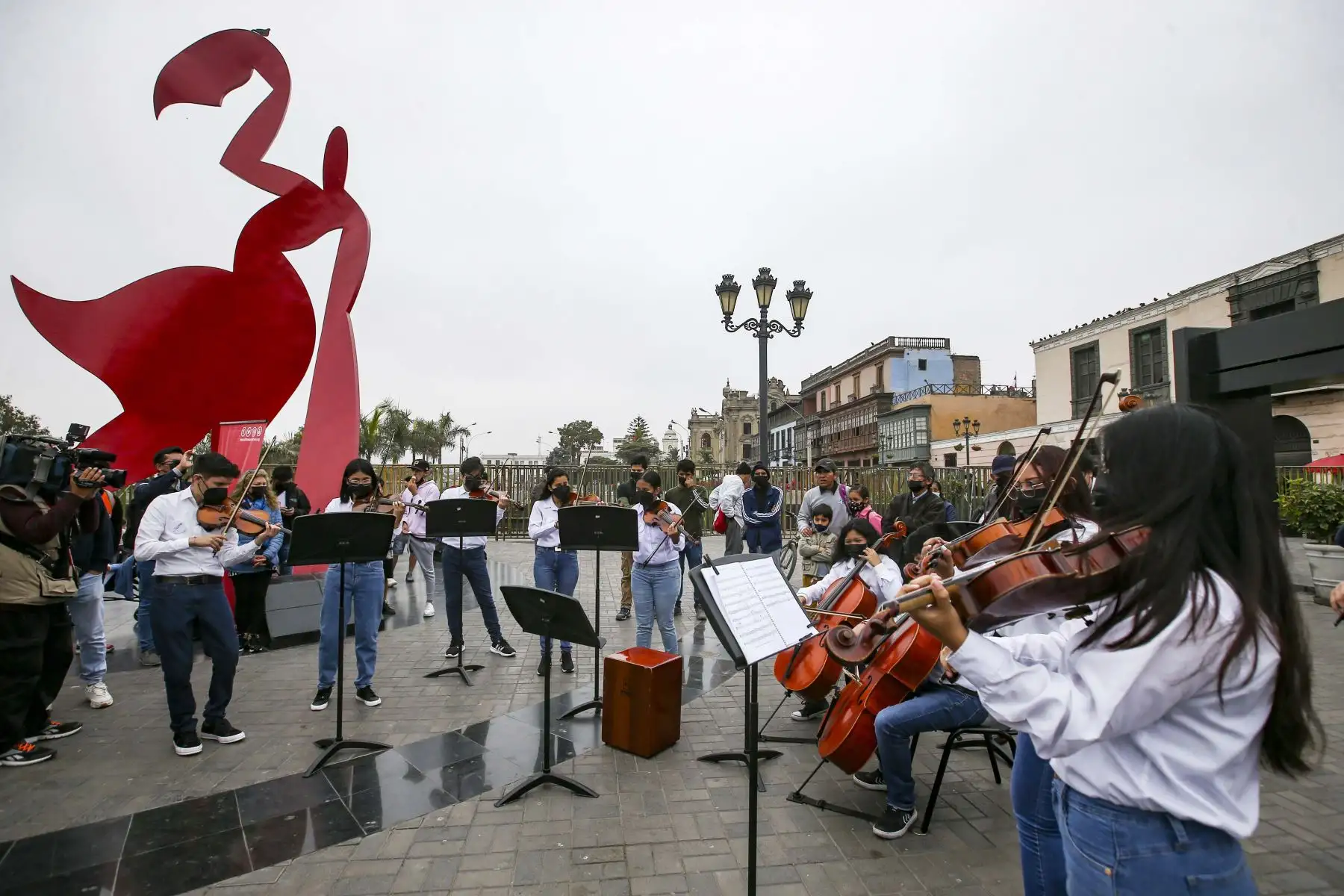 Orquesta Sinfonía por el Perú desarrolló una puesta en escena gratuita con repertorio peruano en la Alameda Chabuca Granda.
Foto: ANDINA/Carla Patiño Ramírez
