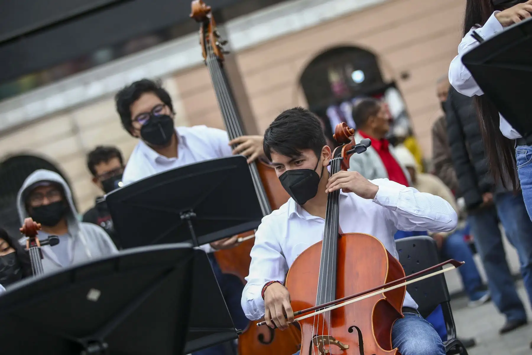 Orquesta Sinfonía por el Perú desarrolló una puesta en escena gratuita con repertorio peruano en la Alameda Chabuca Granda.
Foto: ANDINA/Carla Patiño Ramírez