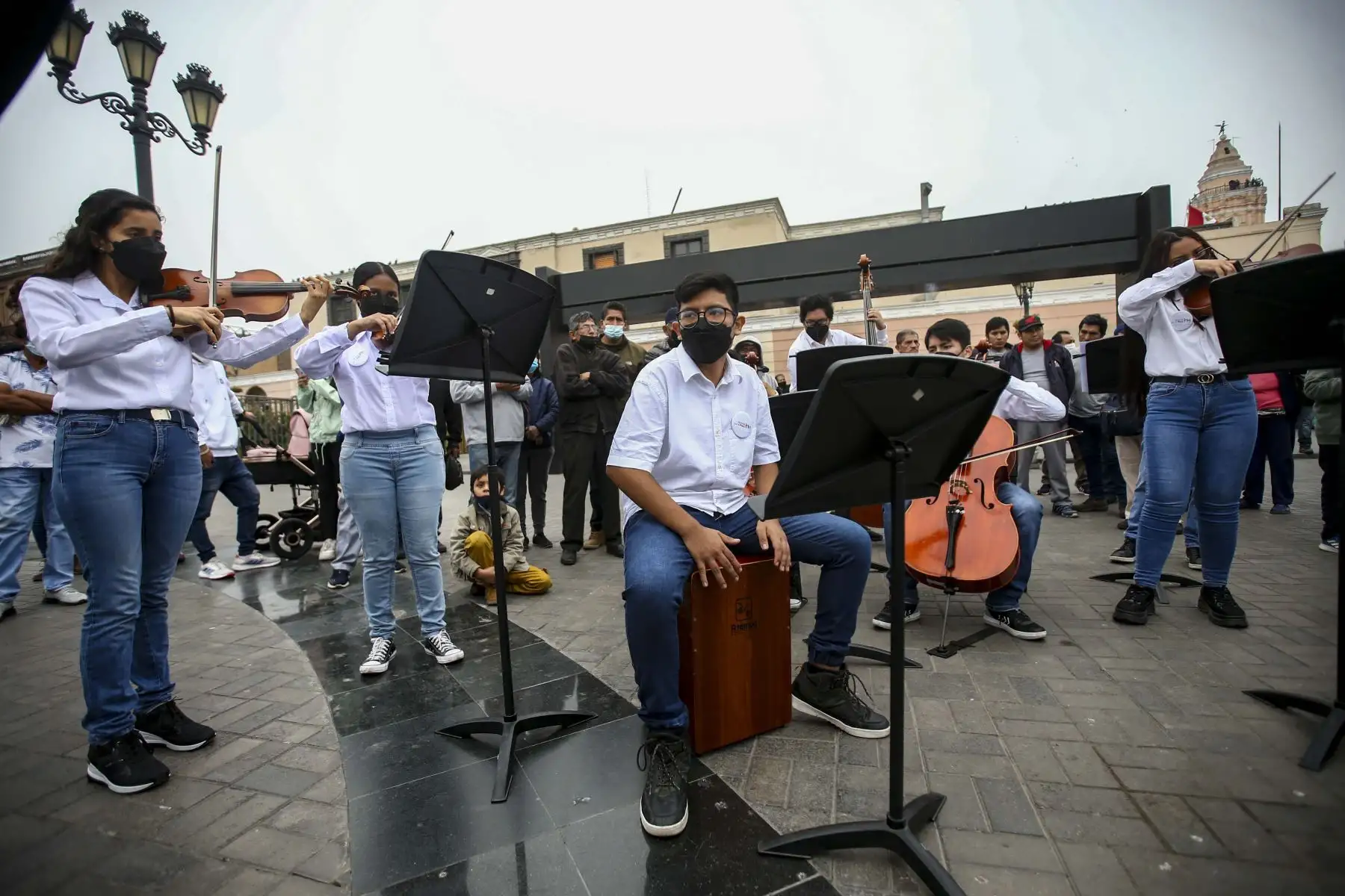 Orquesta Sinfonía por el Perú desarrolló una puesta en escena gratuita con repertorio peruano en la Alameda Chabuca Granda.
Foto: ANDINA/Carla Patiño Ramírez
