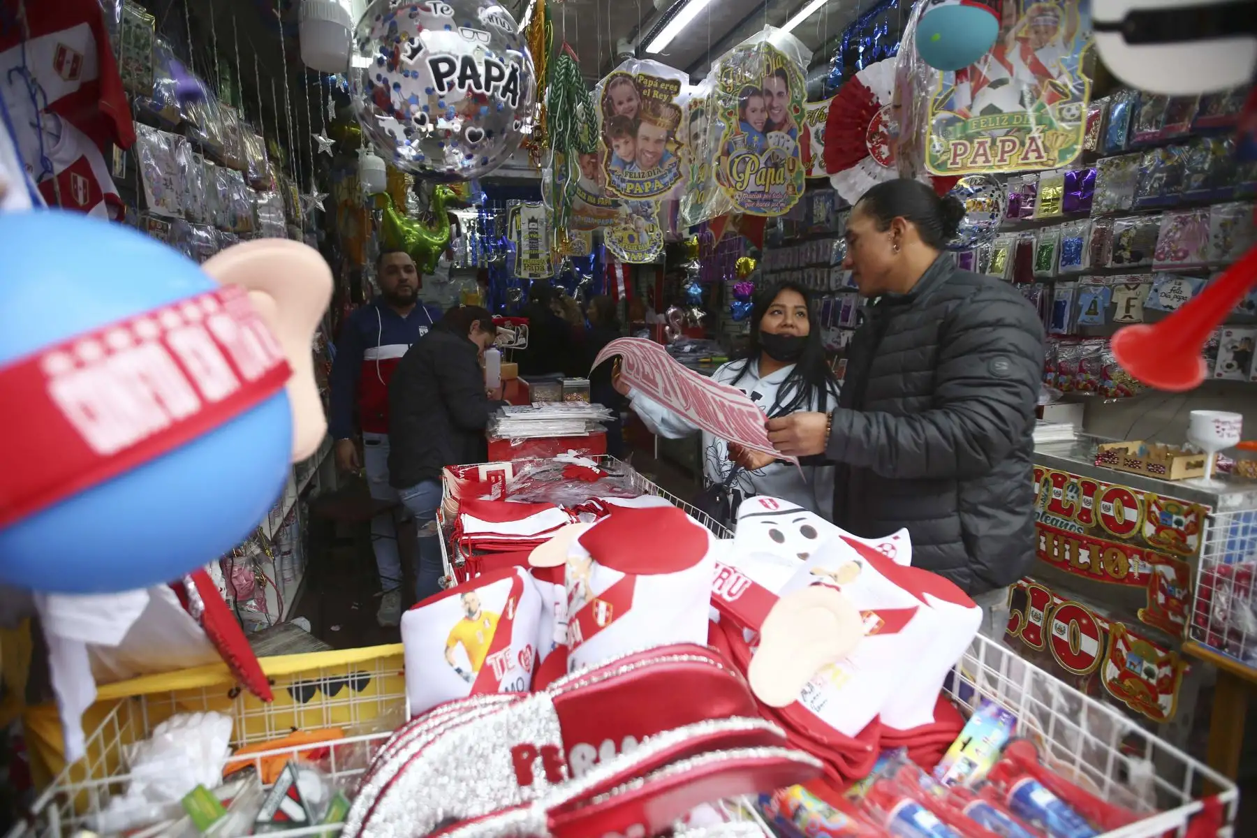 Comerciantes del Mercado Central se preparan para alentar a la Selección Peruana a pocas horas del partido ante Australia. Diversos productos se venden  con motivos alusivos a la selección, entre ellos:  orejitas, máscara de Lapadula y el tradicional turbante árabe.
Foto: ANDINA/ Carla Patiño Ramírez