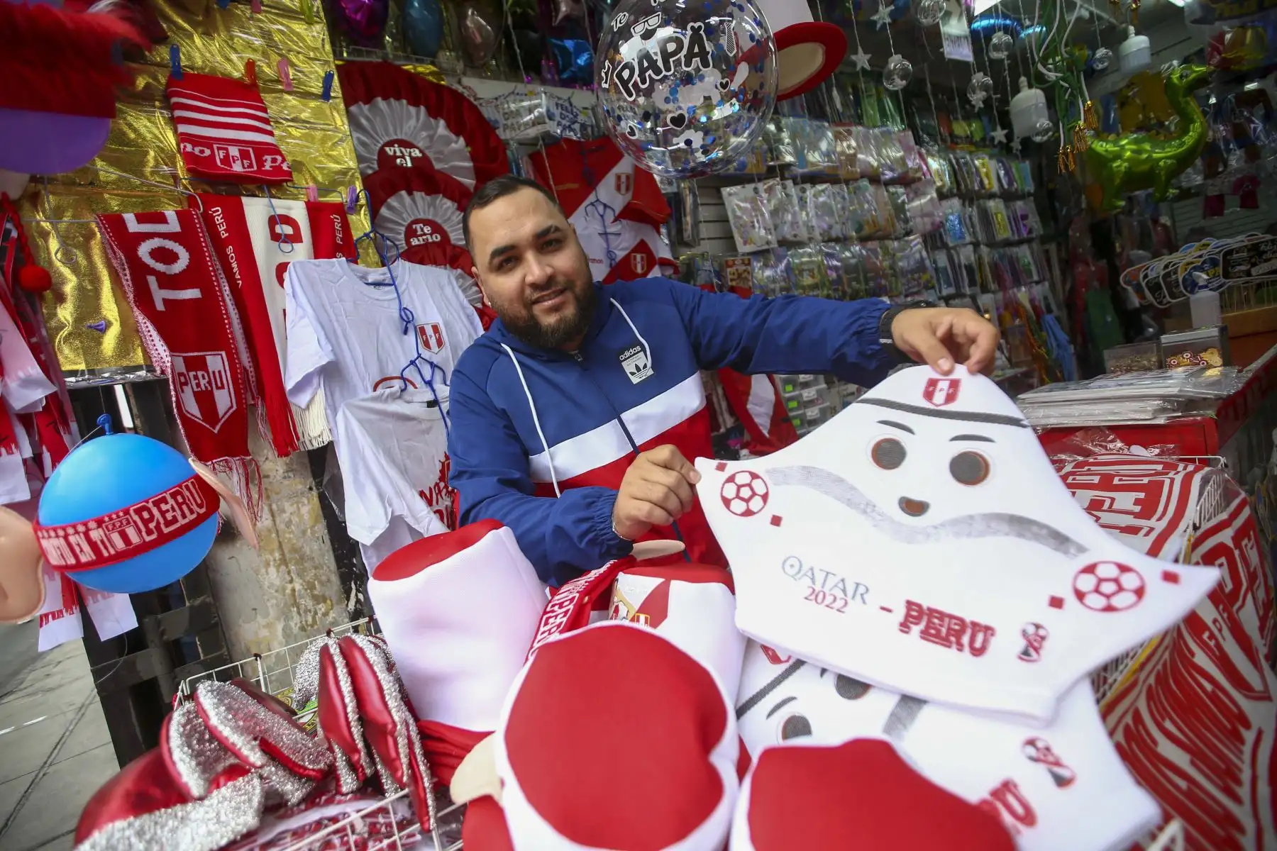 Comerciantes del Mercado Central se preparan para alentar a la Selección Peruana a pocas horas del partido ante Australia. Diversos productos se venden  con motivos alusivos a la selección, entre ellos:  orejitas, máscara de Lapadula y el tradicional turbante árabe.
Foto: ANDINA/ Carla Patiño Ramírez