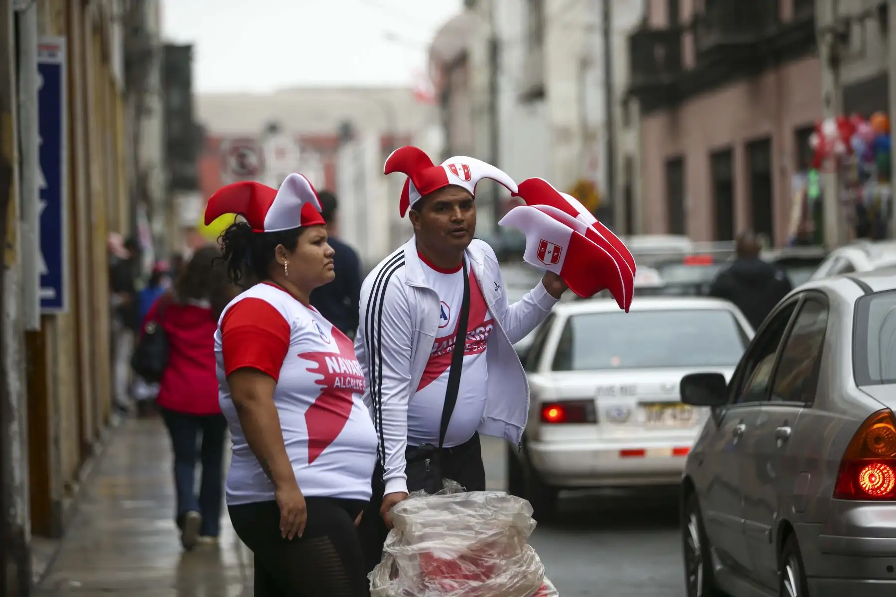 Comerciantes del Mercado Central se preparan para alentar a la Selección Peruana a pocas horas del partido ante Australia. Diversos productos se venden  con motivos alusivos a la selección, entre ellos:  orejitas, máscara de Lapadula y el tradicional turbante árabe.
Foto: ANDINA/ Carla Patiño Ramírez