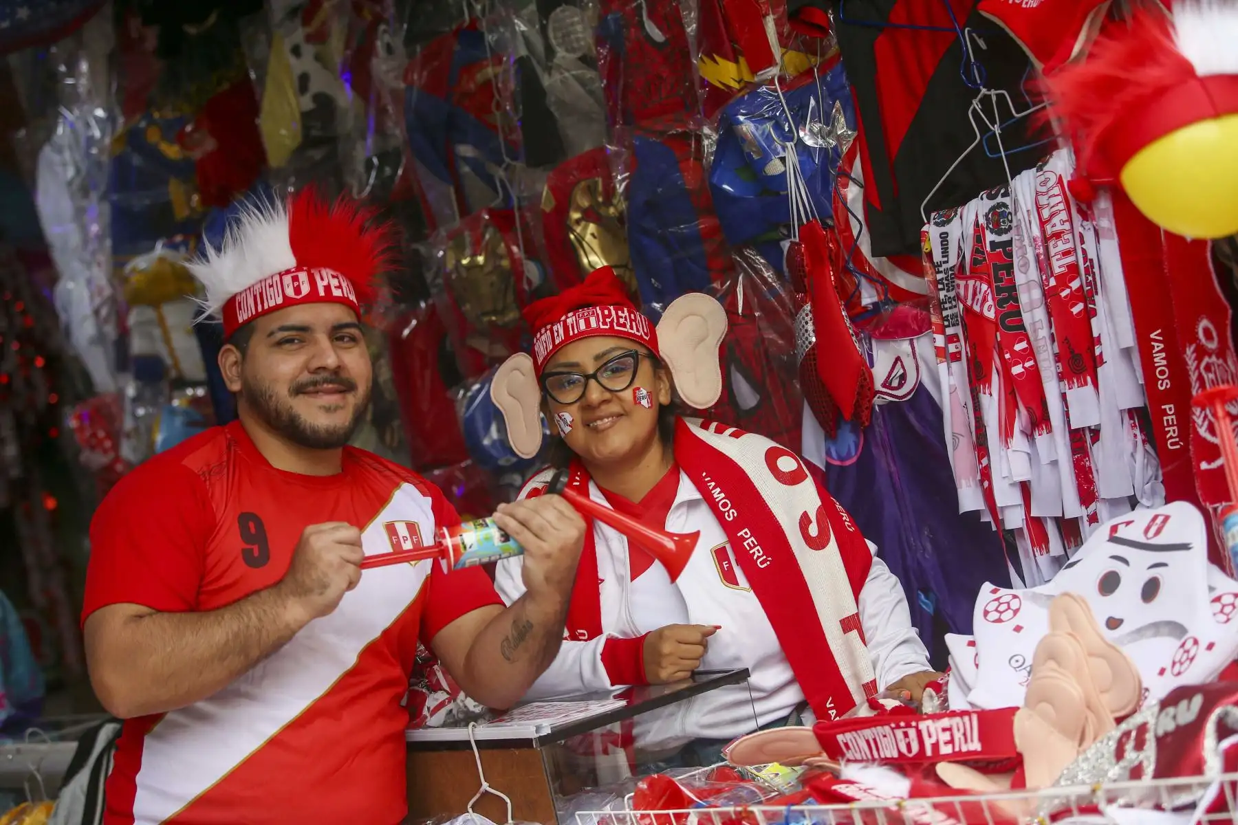 Comerciantes del Mercado Central se preparan para alentar a la Selección Peruana a pocas horas del partido ante Australia. Diversos productos se venden  con motivos alusivos a la selección, entre ellos:  orejitas, máscara de Lapadula y el tradicional turbante árabe.
Foto: ANDINA/ Carla Patiño Ramírez