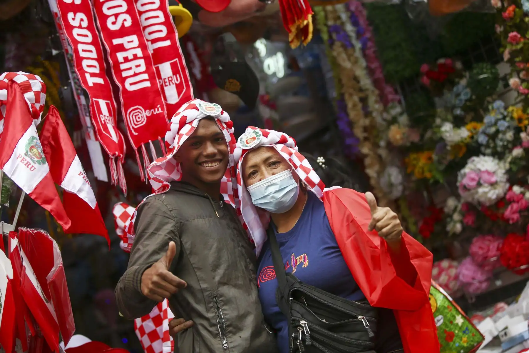 Comerciantes del Mercado Central se preparan para alentar a la Selección Peruana a pocas horas del partido ante Australia. Diversos productos se venden  con motivos alusivos a la selección, entre ellos:  orejitas, máscara de Lapadula y el tradicional turbante árabe.
Foto: ANDINA/ Carla Patiño Ramírez