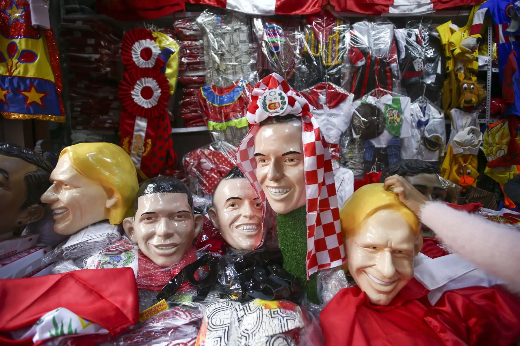 Comerciantes del Mercado Central se preparan para alentar a la Selección Peruana a pocas horas del partido ante Australia. Diversos productos se venden  con motivos alusivos a la selección, entre ellos:  orejitas, máscara de Lapadula y el tradicional turbante árabe.
Foto: ANDINA/ Carla Patiño Ramírez