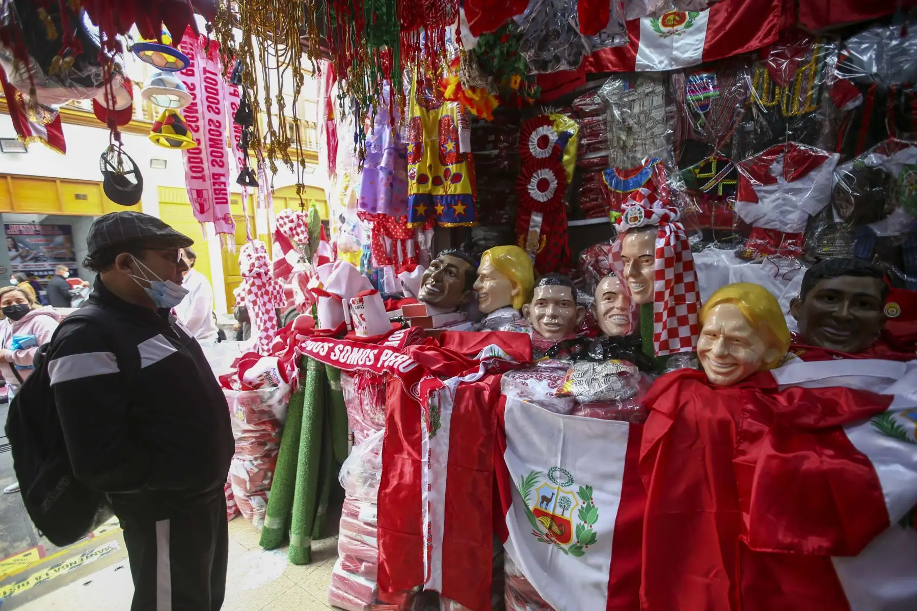 Comerciantes del Mercado Central se preparan para alentar a la Selección Peruana a pocas horas del partido ante Australia. Diversos productos se venden  con motivos alusivos a la selección, entre ellos:  orejitas, máscara de Lapadula y el tradicional turbante árabe.
Foto: ANDINA/ Carla Patiño Ramírez