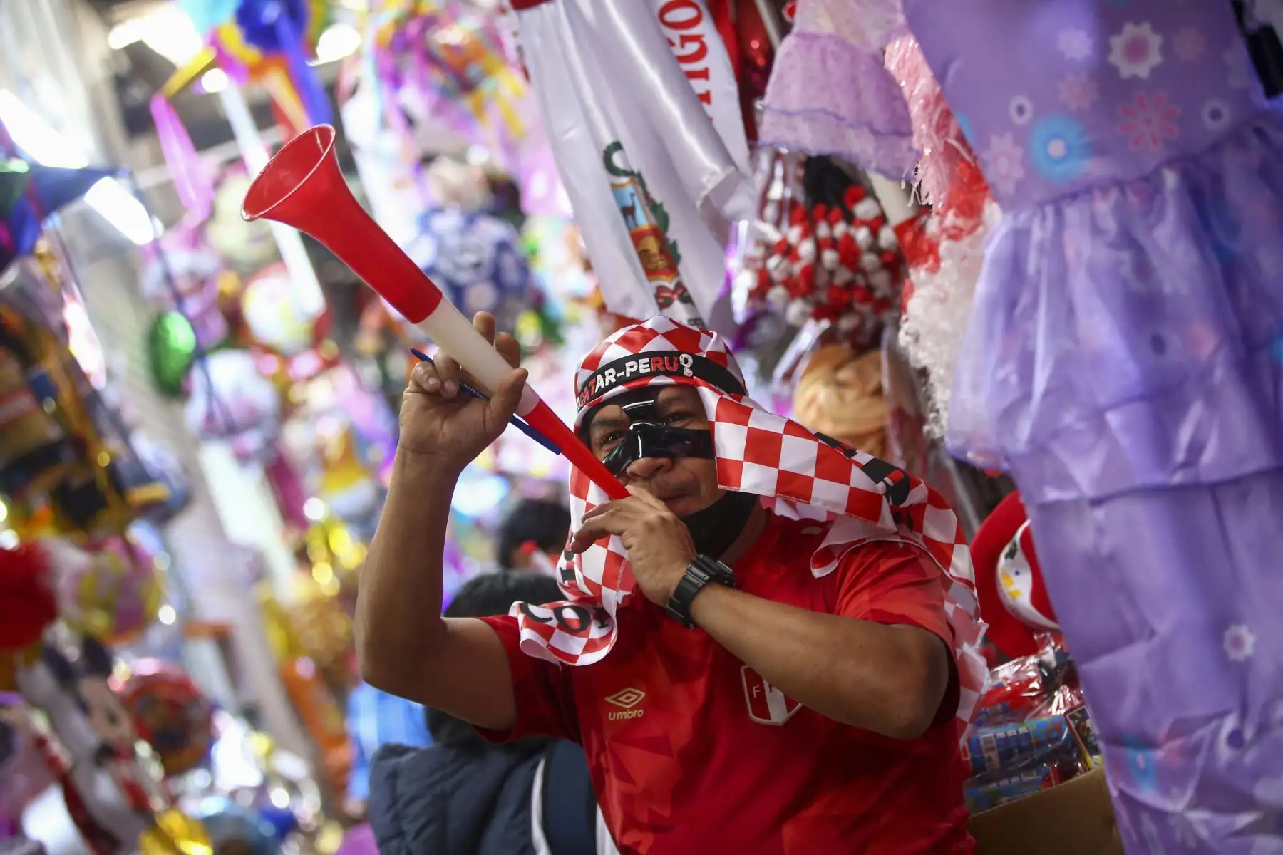 Comerciantes del Mercado Central se preparan para alentar a la Selección Peruana a pocas horas del partido ante Australia. Diversos productos se venden  con motivos alusivos a la selección, entre ellos:  orejitas, máscara de Lapadula y el tradicional turbante árabe.
Foto: ANDINA/ Carla Patiño Ramírez