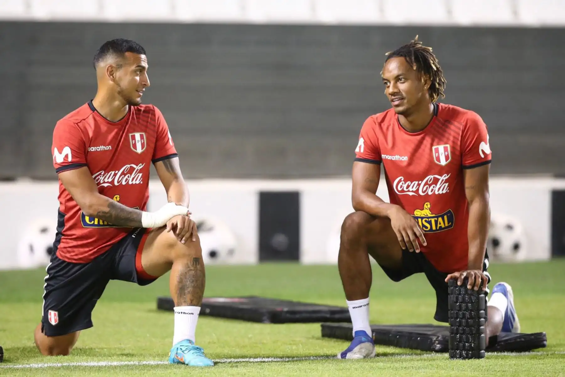 Selección Peruana realiza entrenamiento previo al partido ante la Selección Australiana por el repechaje que busca la plaza para el Mundial de Catar 2022. En la imagen, Miguel Trauco y André Carrillo. Foto: Selección Peruana