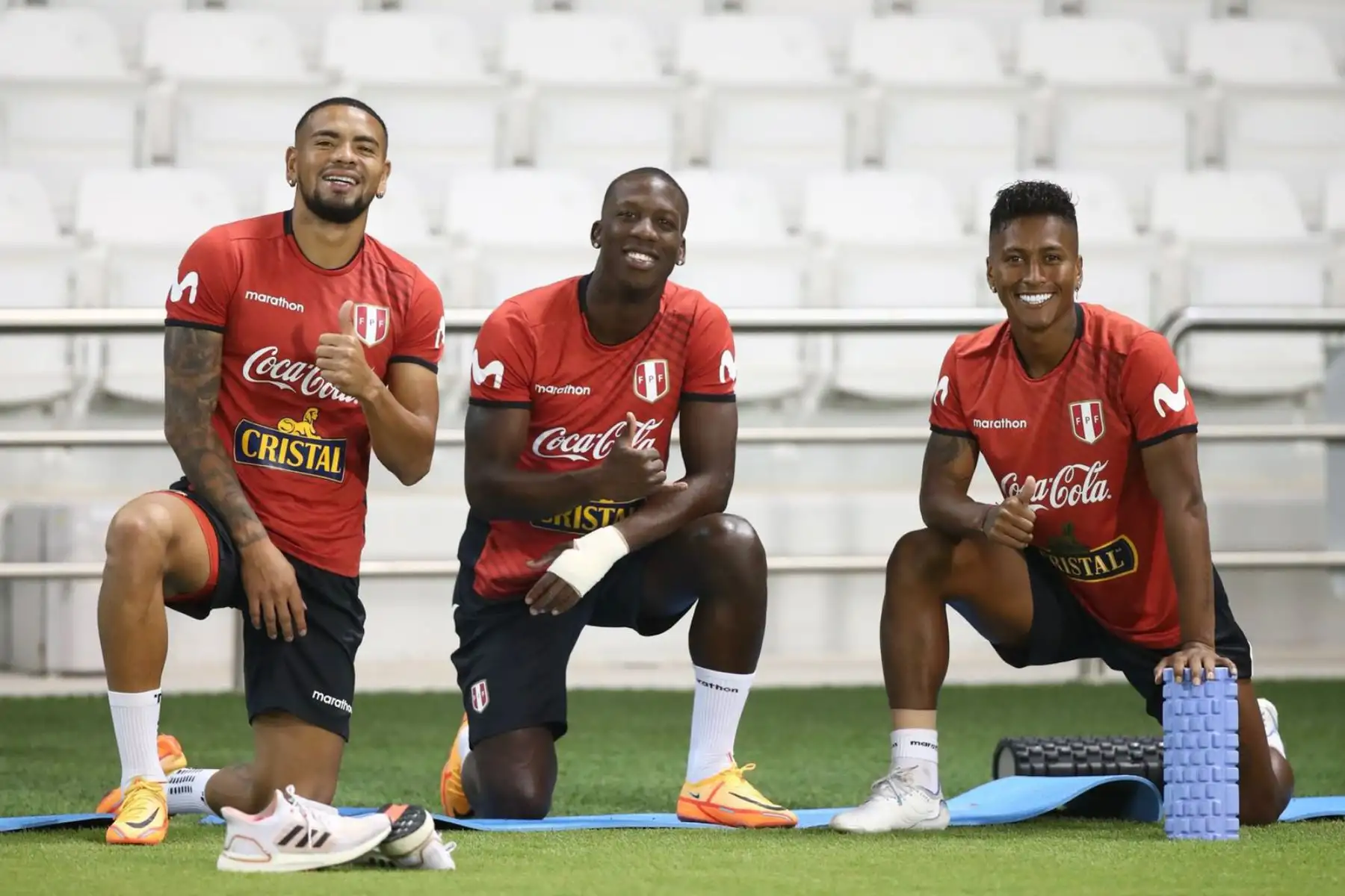 Selección Peruana realiza entrenamiento previo al partido ante la Selección Australiana por el repechaje que busca la plaza para el Mundial de Catar 2022. En la imagen, Alexander Callens, Luis Advincula y Pedro Aquino. Foto: Selección Peruana