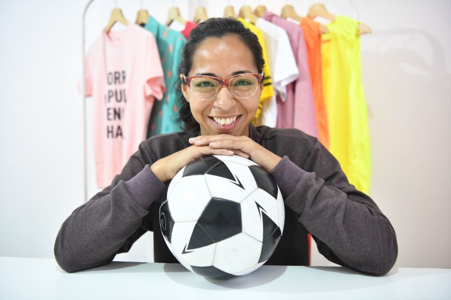 Carla Paredes, emprendedora peruana que registró su marca de ropa para mujeres futboleras Prágol. Foto: Cortesía.